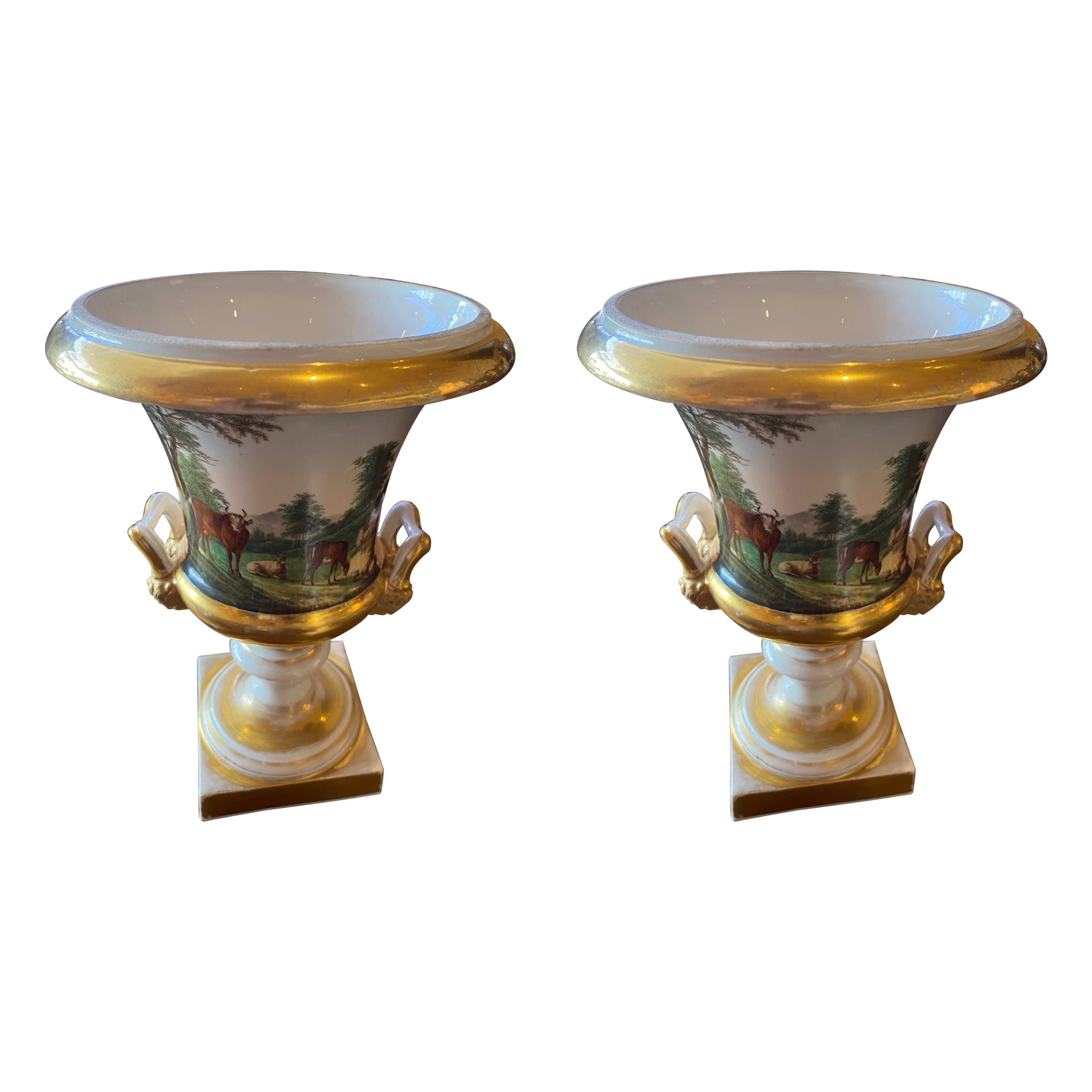 Paire d'urnes en porcelaine peinte de Charles X Paris. en vente