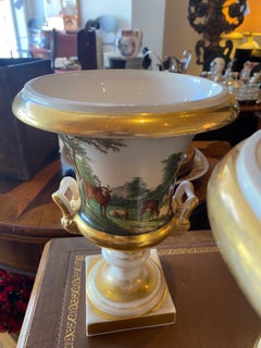 Paire d'urnes en porcelaine peinte de Charles X Paris.