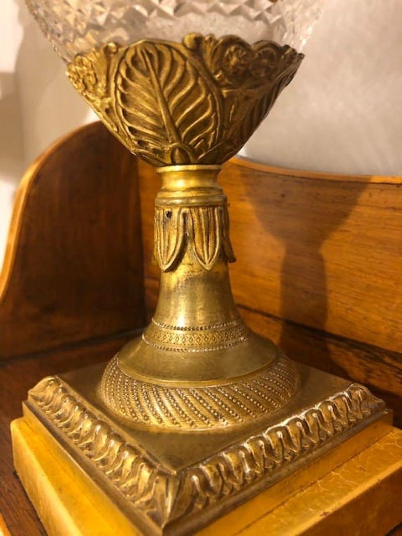 Une paire d'urnes en verre taillé et bronze doré d'époque Charles X, française, c.1825. Bon état - En vente à Reepham, GB