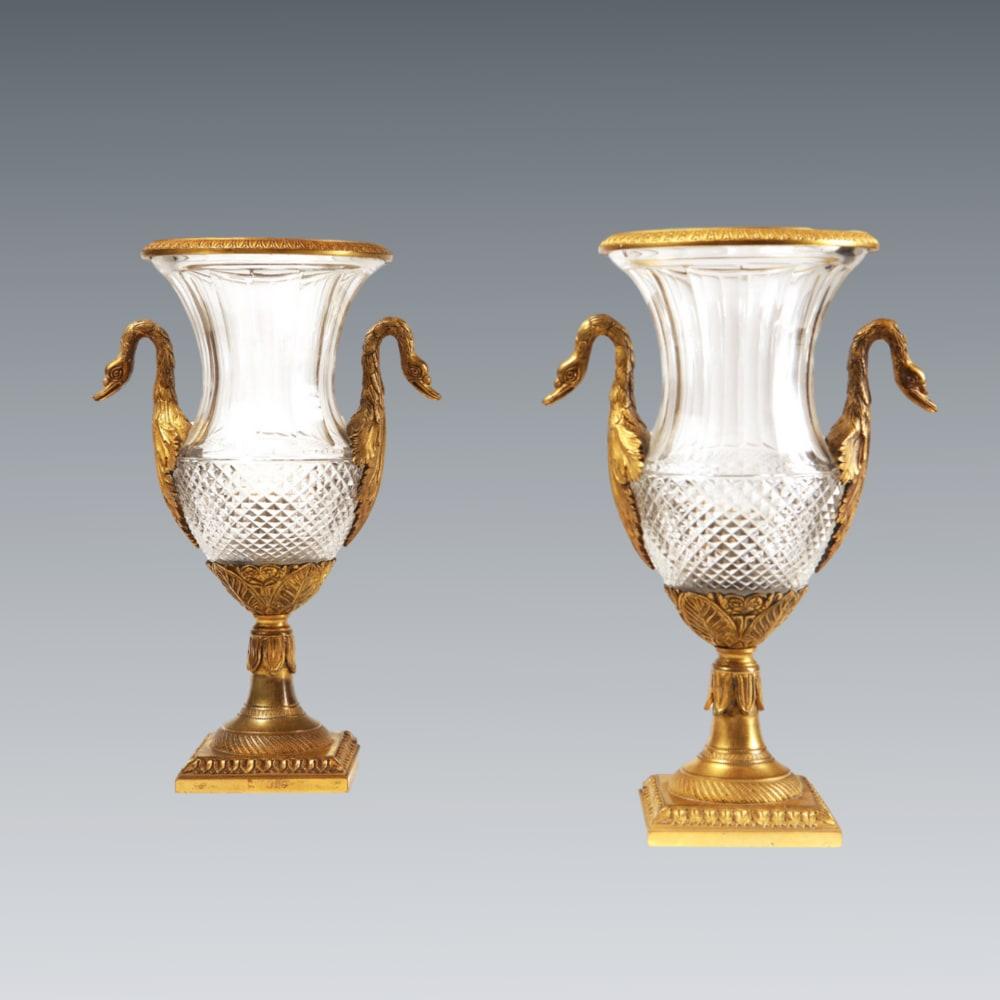 Verre taillé Une paire d'urnes en verre taillé et bronze doré d'époque Charles X, française, c.1825. en vente