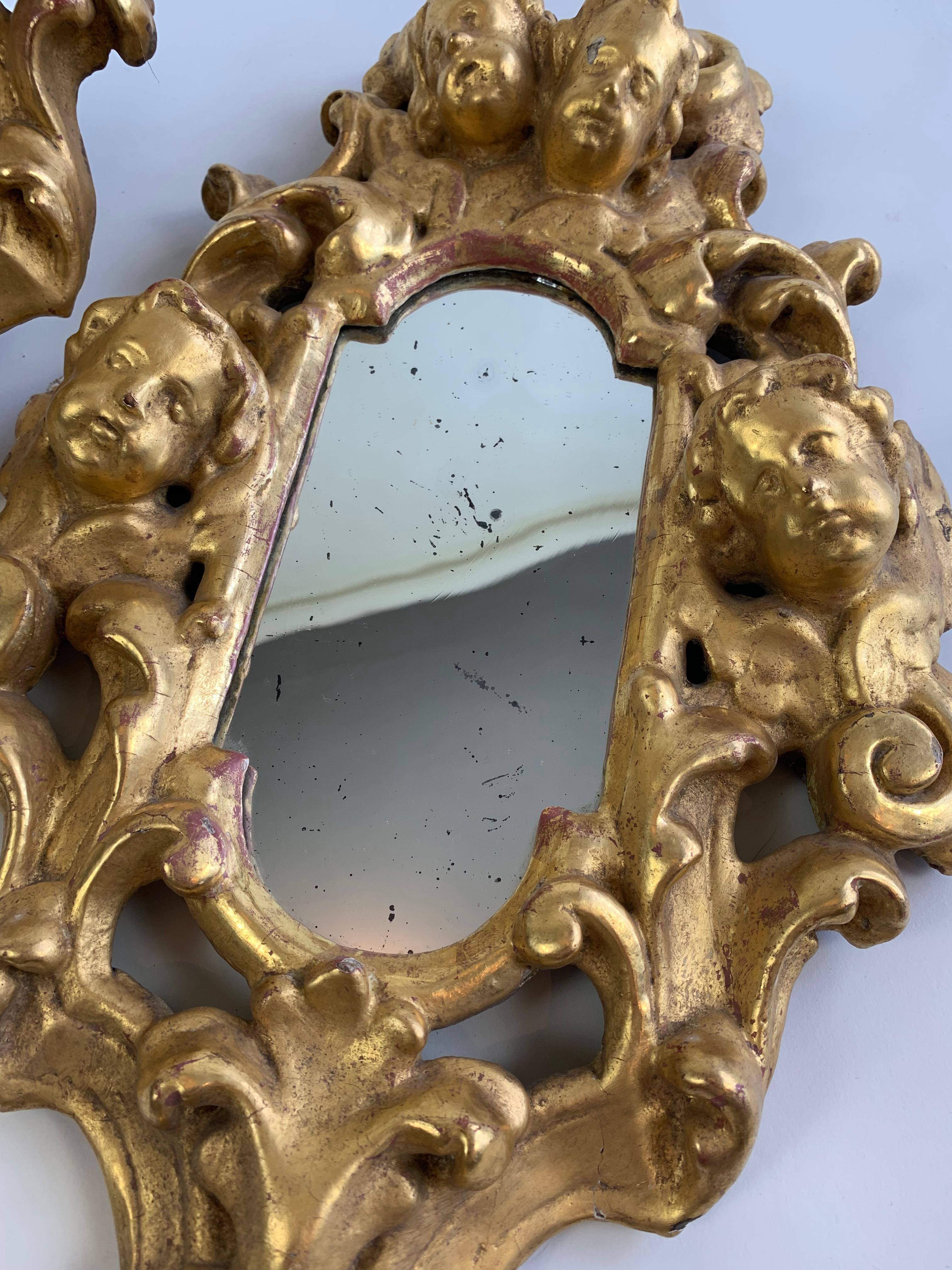 Européen Paire de miroirs à chérubin en bois doré en vente
