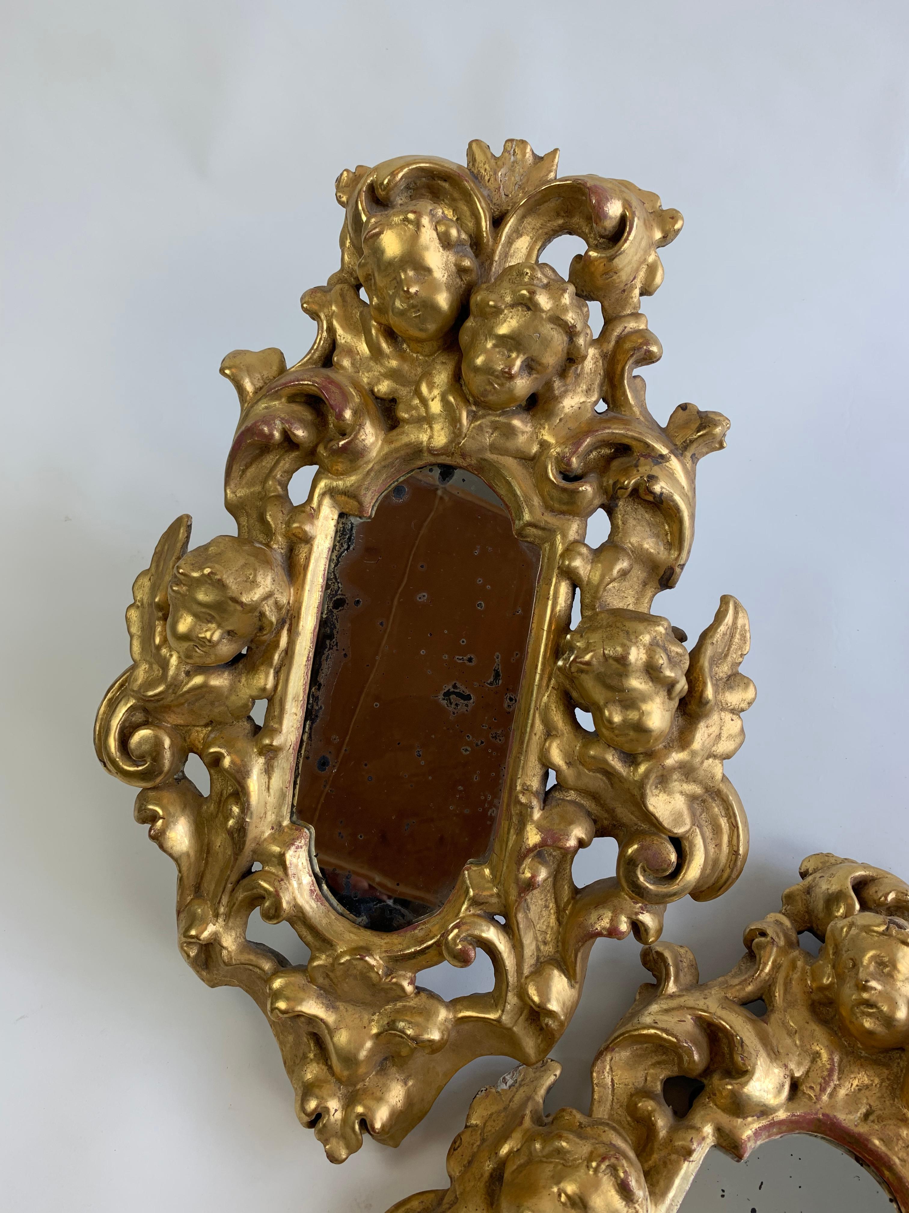 Paire de miroirs à chérubin en bois doré Bon état - En vente à London, GB