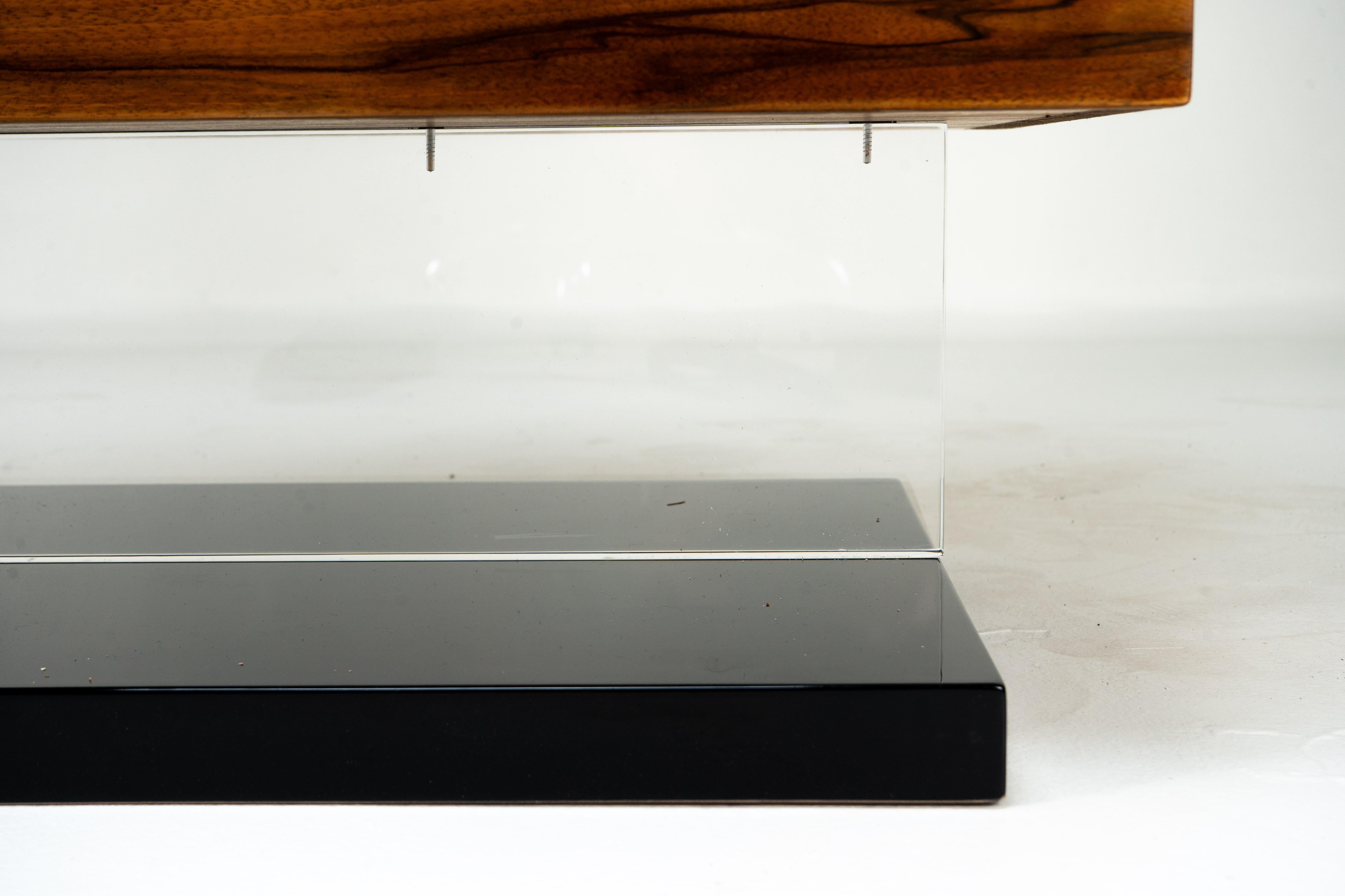 A Pair of Chest of Drawers with Walnut Veneers and Nickel Handles en vente 4
