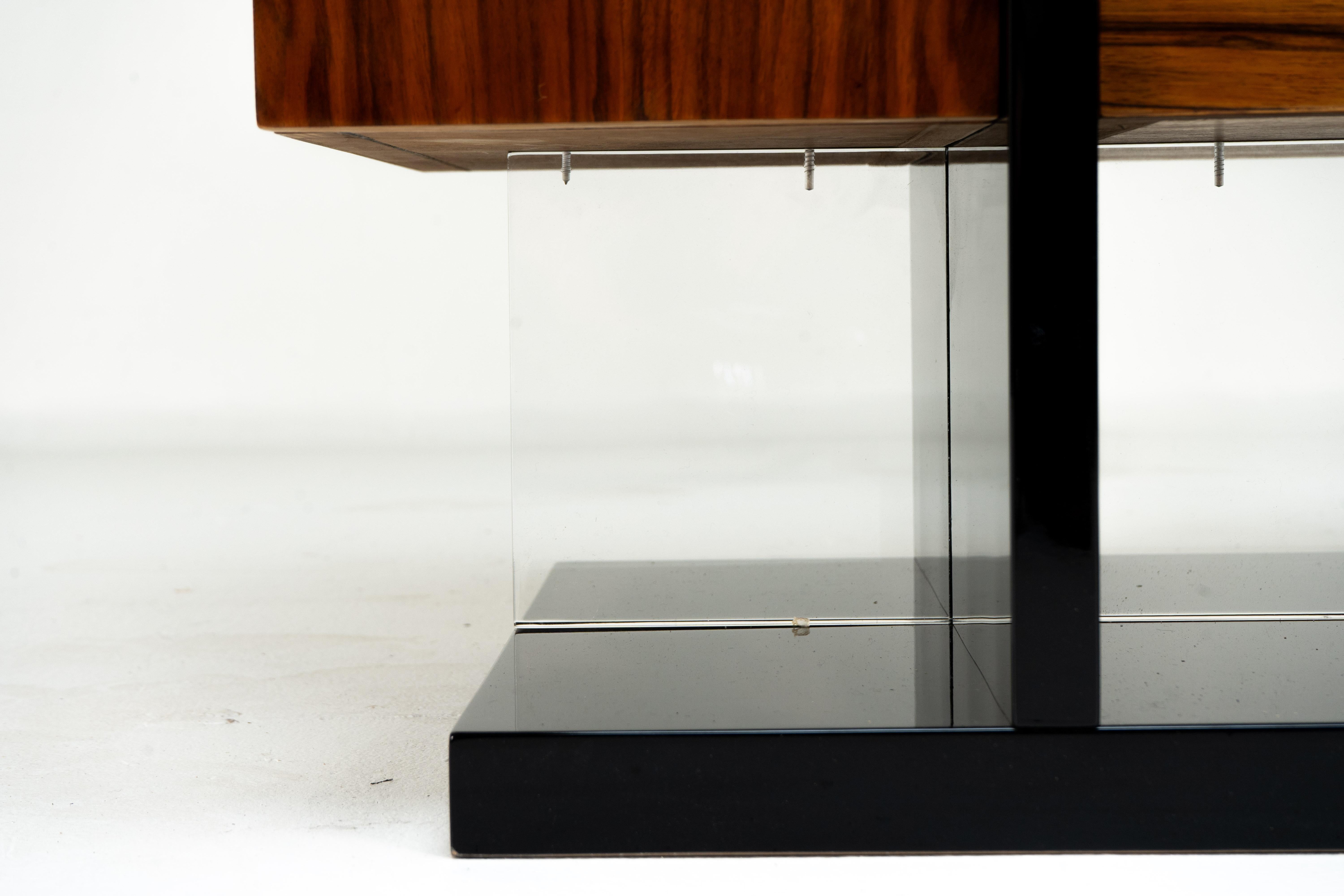 A Pair of Chest of Drawers with Walnut Veneers and Nickel Handles en vente 5