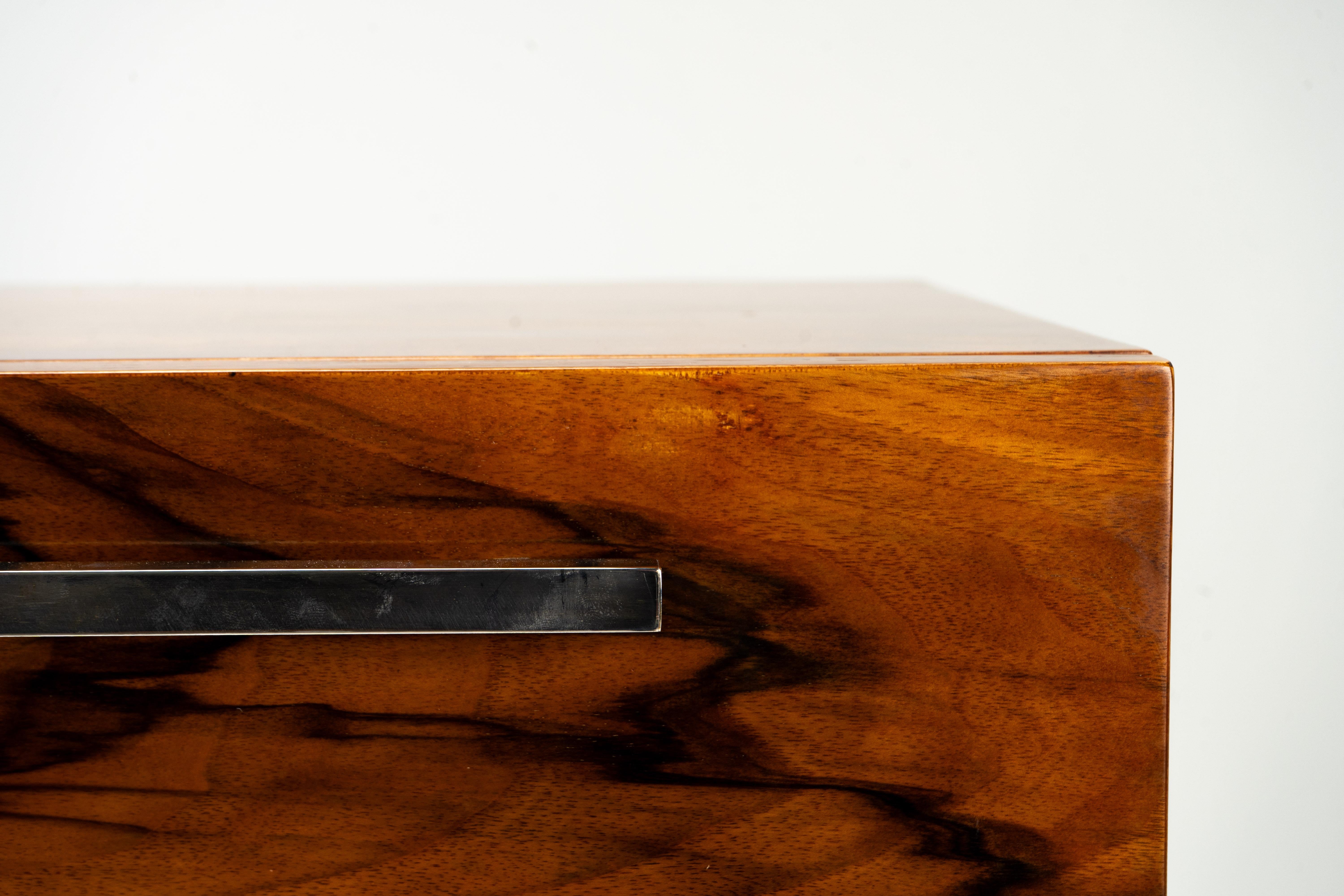 A Pair of Chest of Drawers with Walnut Veneers and Nickel Handles For Sale 7