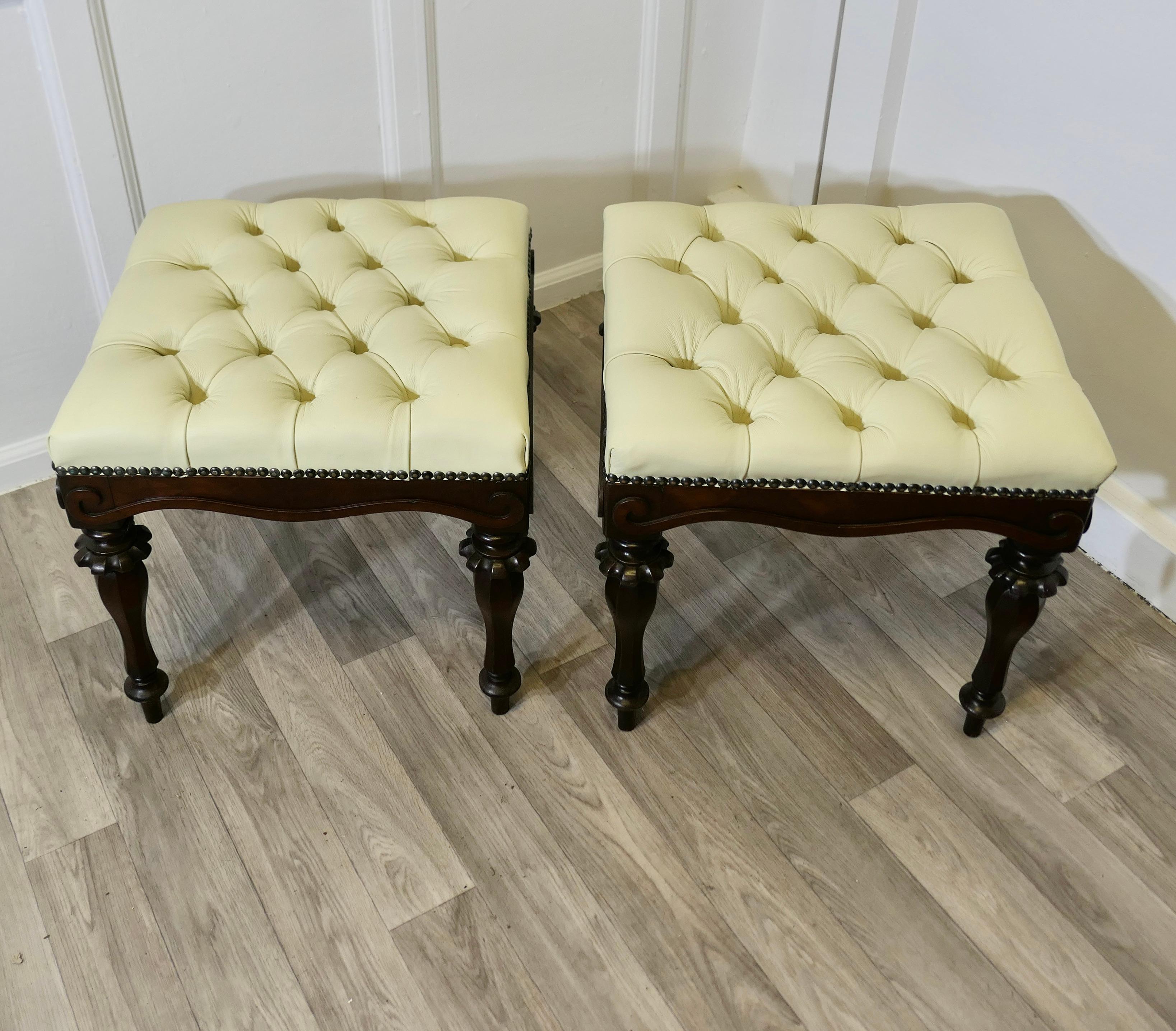 A Pair of Chesterfield Buttoned Leather Walnut Library Window Stools In Good Condition For Sale In Godshill, Isle of Wight