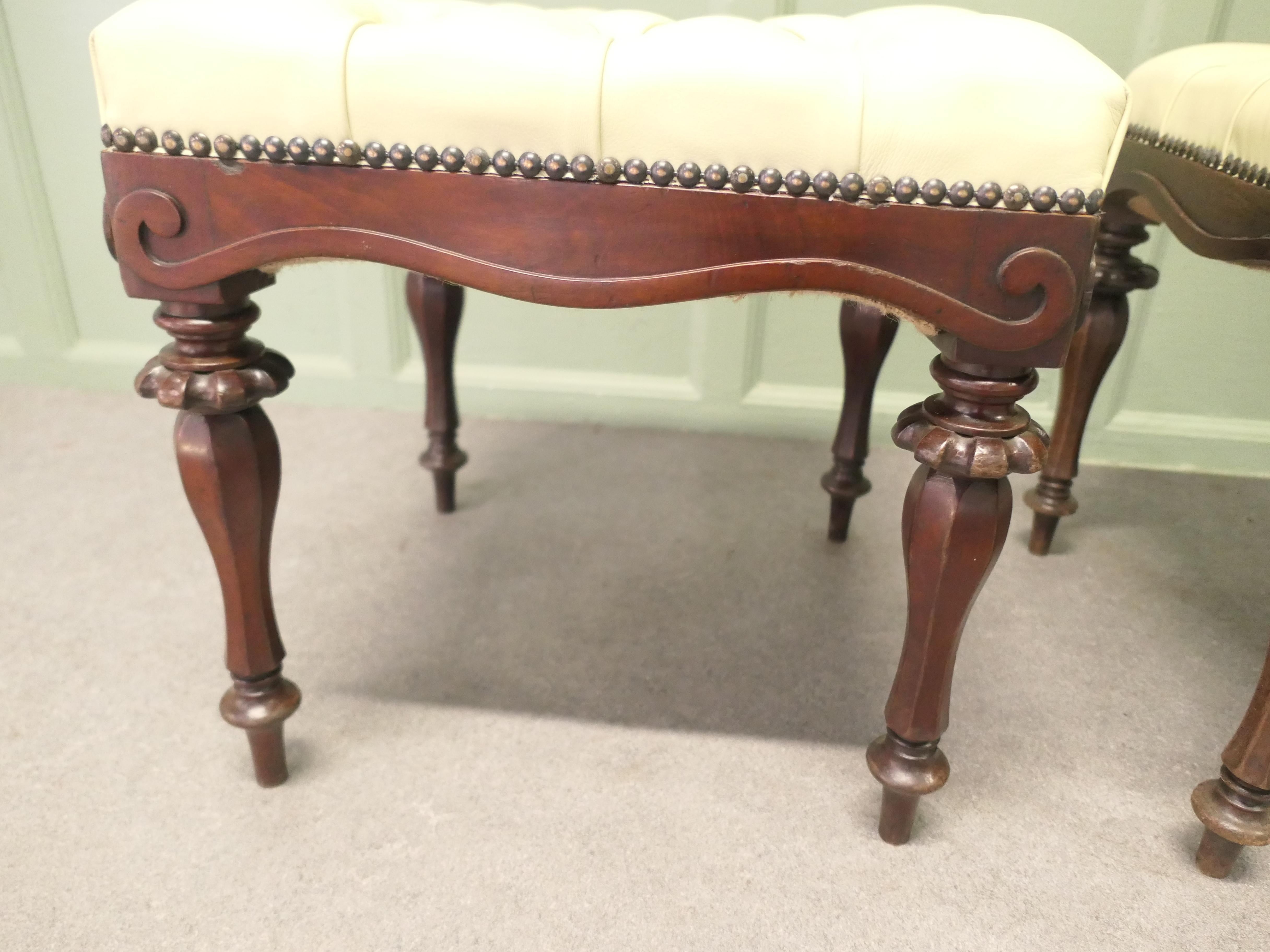 A Pair of Chesterfield Buttoned Leather Walnut Library Window Stools In Good Condition For Sale In Godshill, Isle of Wight