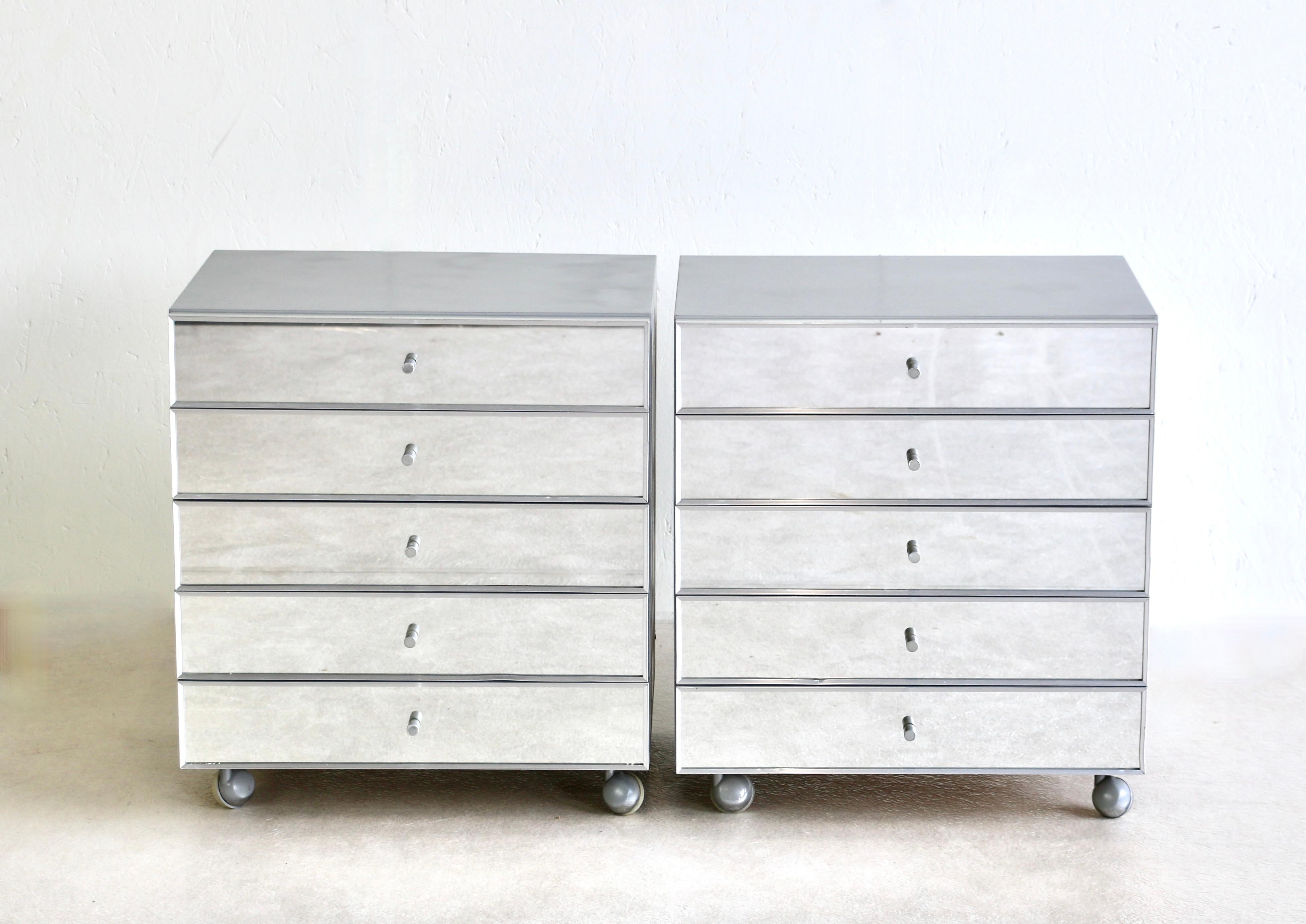 A pair of small drawers on wheels with five drawers dressed in mirror. Grey lacquered structure. Germany 80’s. 