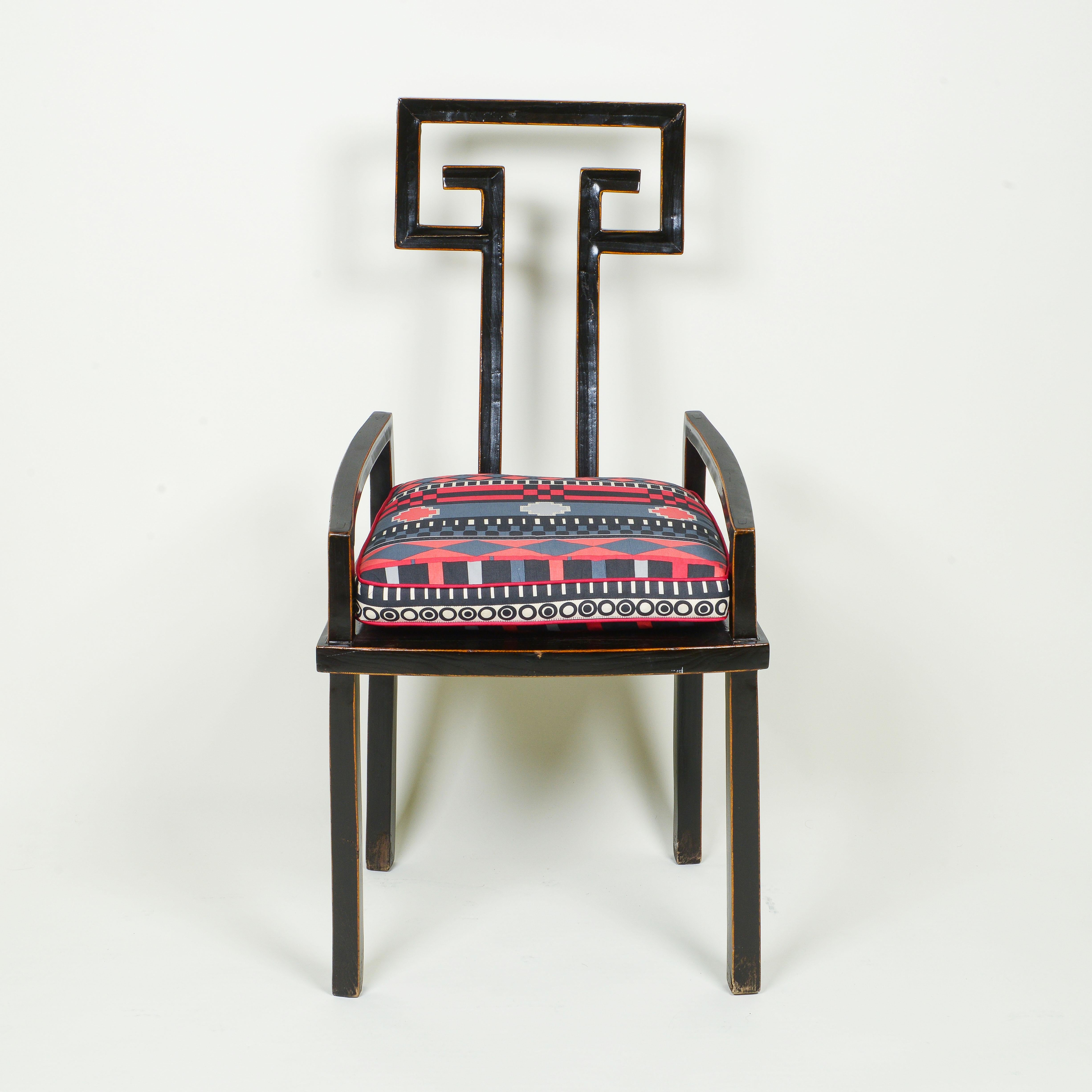 Ein Paar chinesische Sessel aus schwarzem Lack (Chinesisch) im Angebot