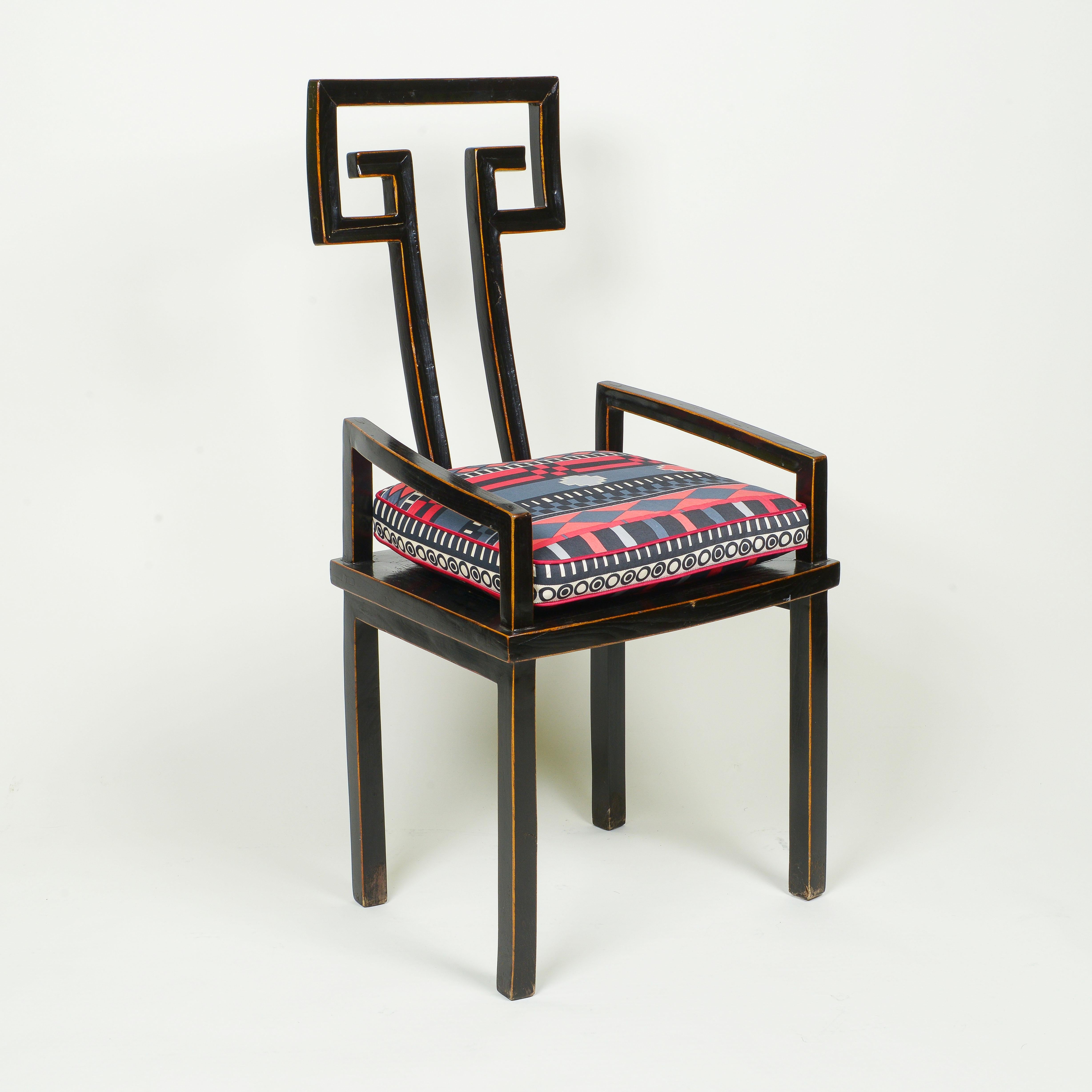 Ein Paar chinesische Sessel aus schwarzem Lack im Zustand „Gut“ im Angebot in New York, NY