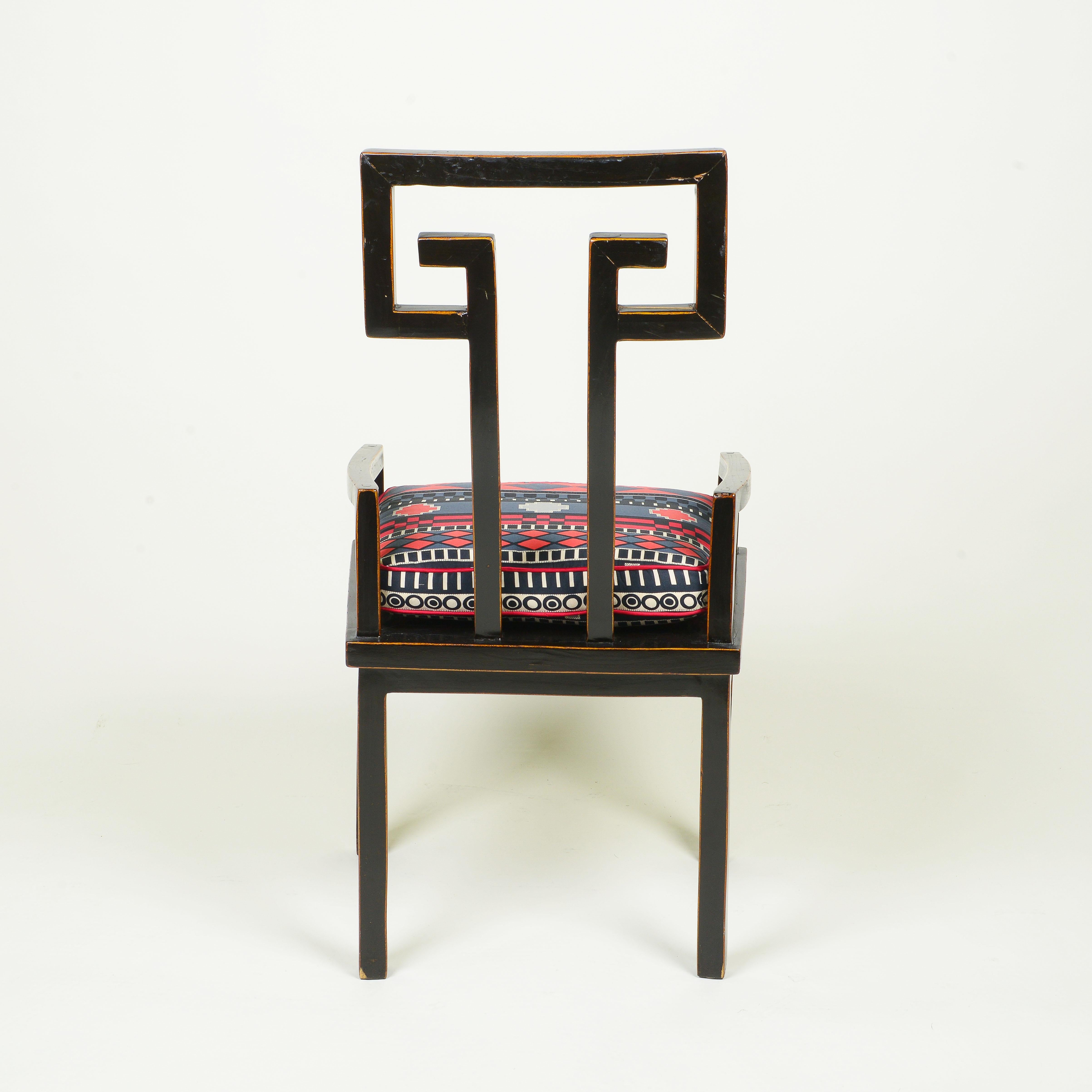 Ein Paar chinesische Sessel aus schwarzem Lack (Stoff) im Angebot