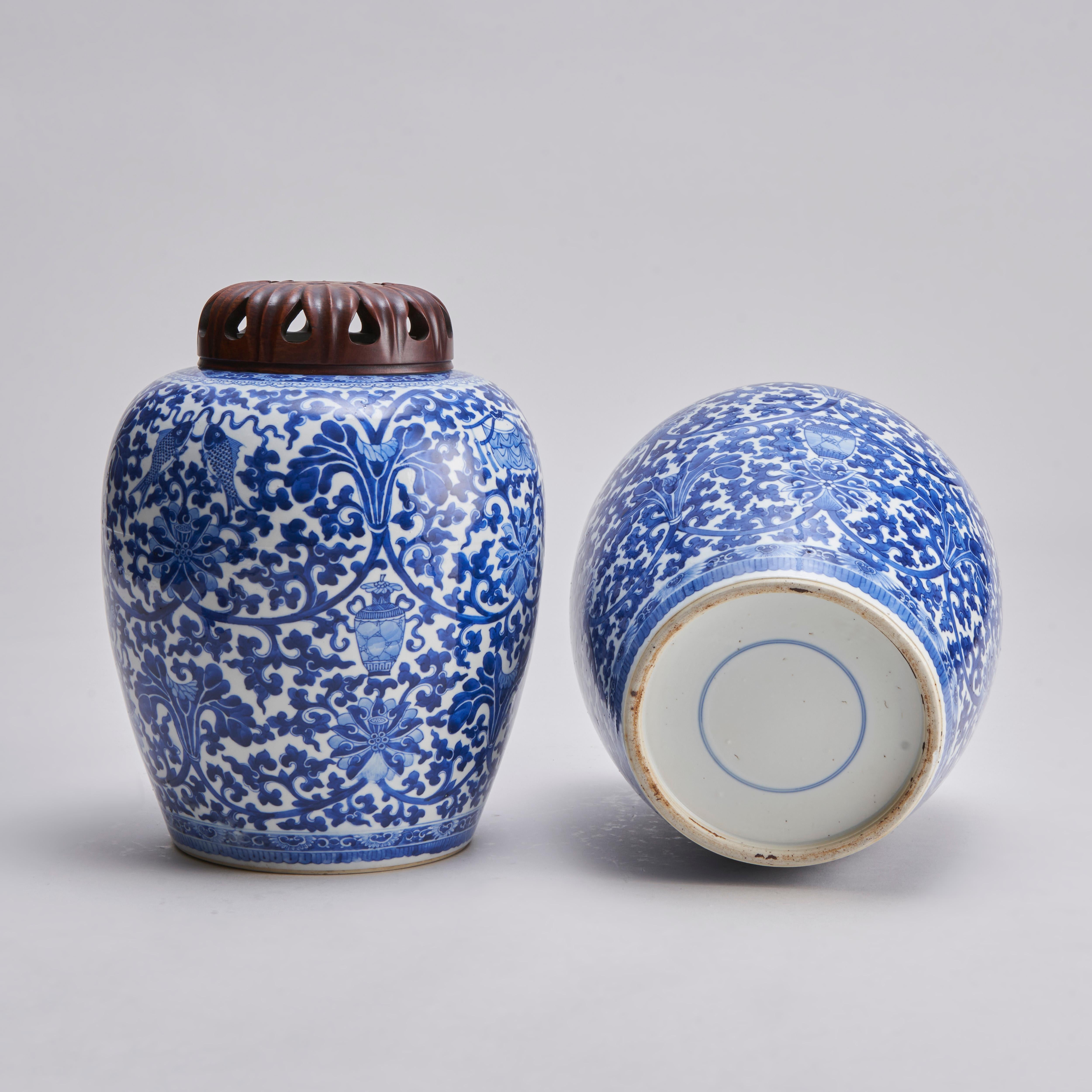 A pair of Chinese, blue and white porcelain ginger jars with wooden covers For Sale 5