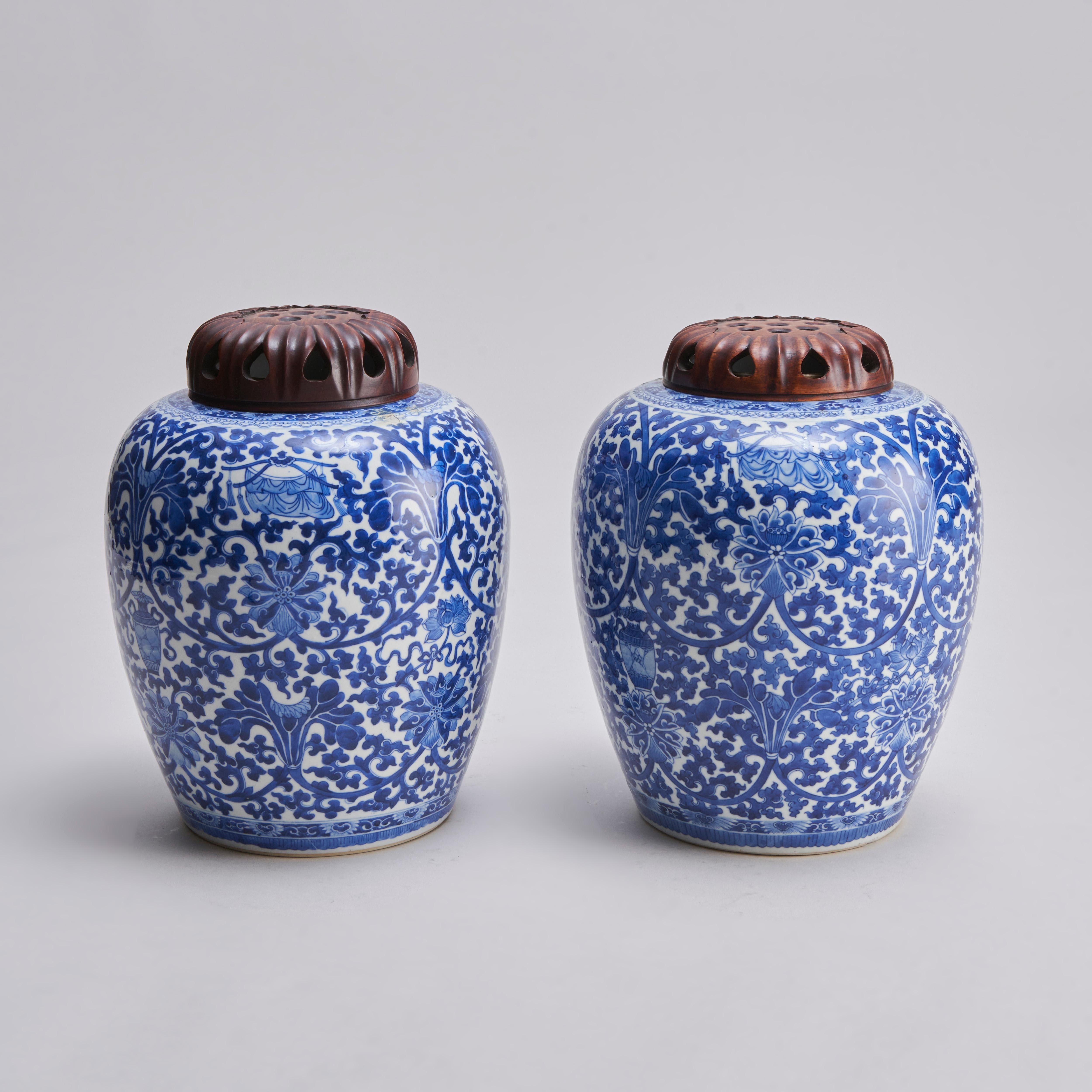 A pair of Chinese, blue and white porcelain ginger jars with wooden covers In Good Condition For Sale In London, GB