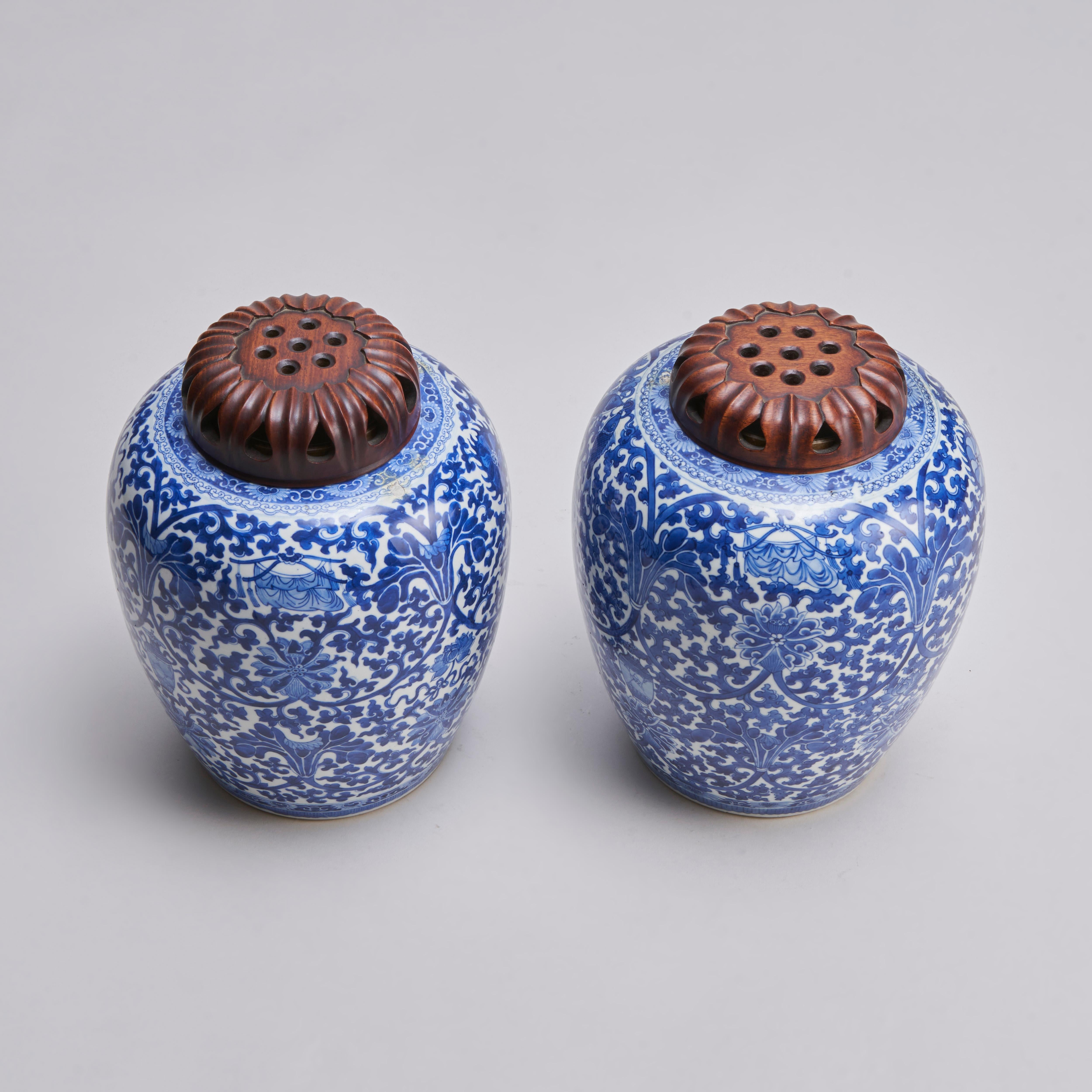 19th Century A pair of Chinese, blue and white porcelain ginger jars with wooden covers For Sale