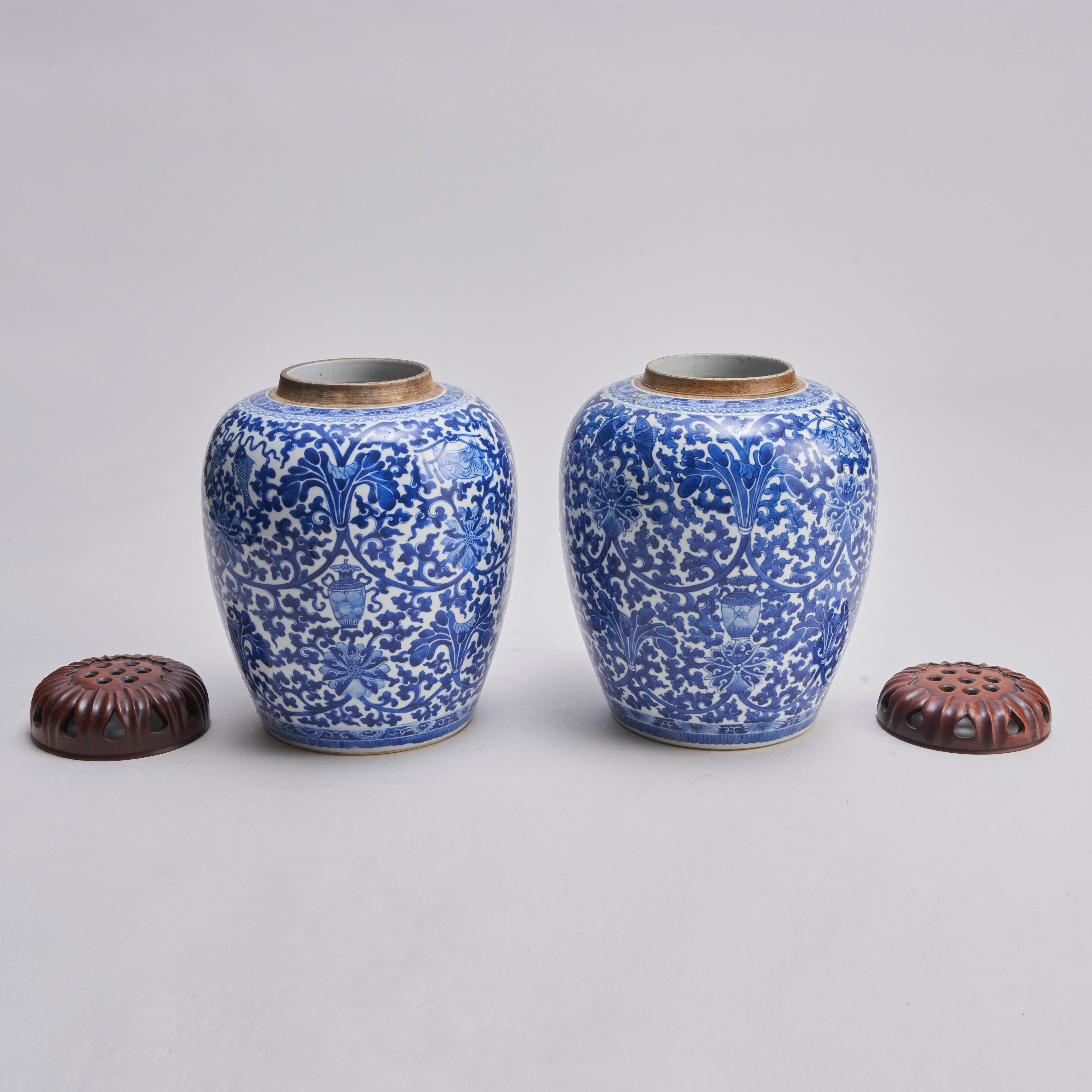 A pair of Chinese, blue and white porcelain ginger jars with wooden covers For Sale 1