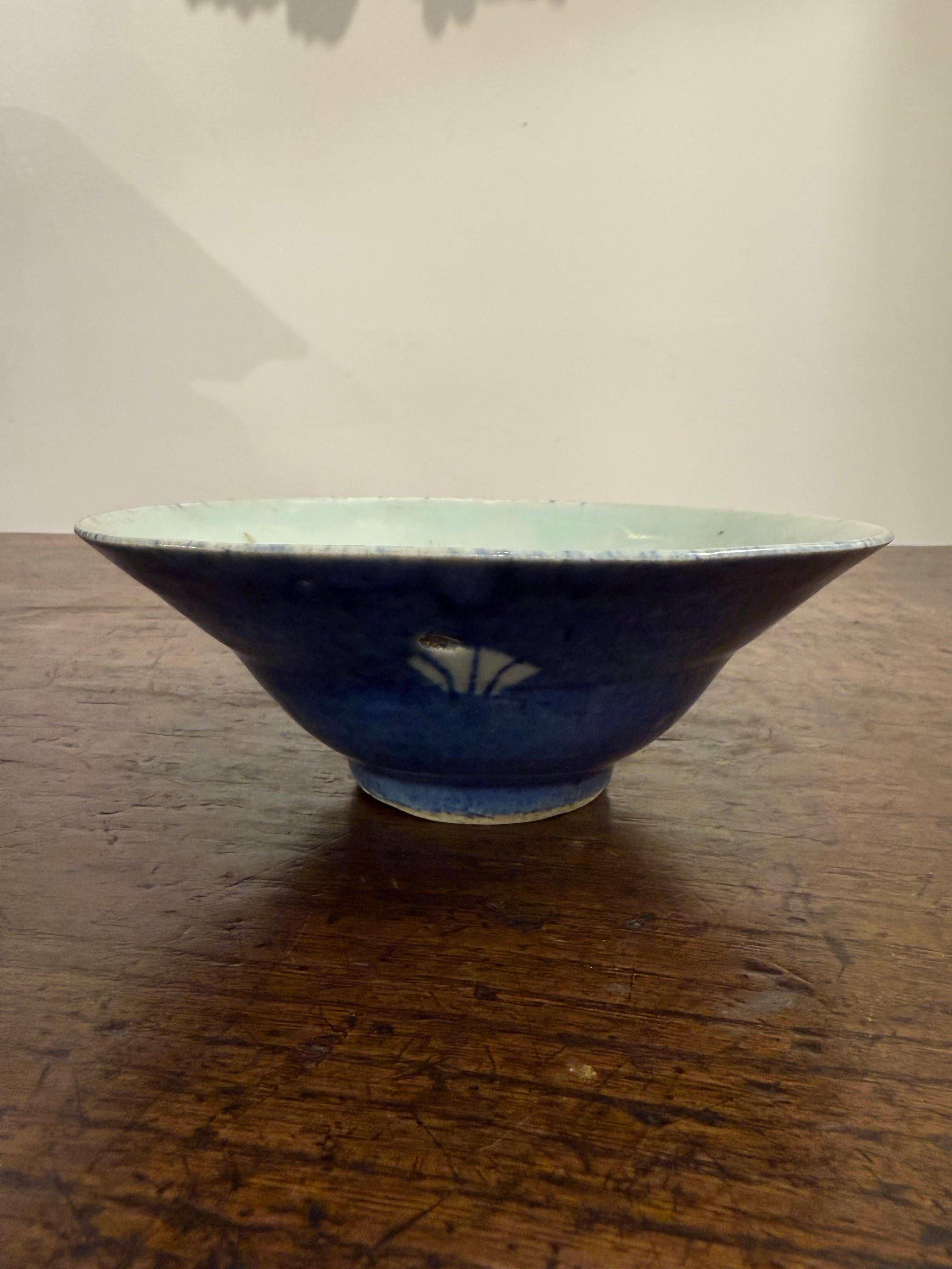 Fait main Paire de bols en céramique chinoise à glaçure bleue, 19e siècle en vente