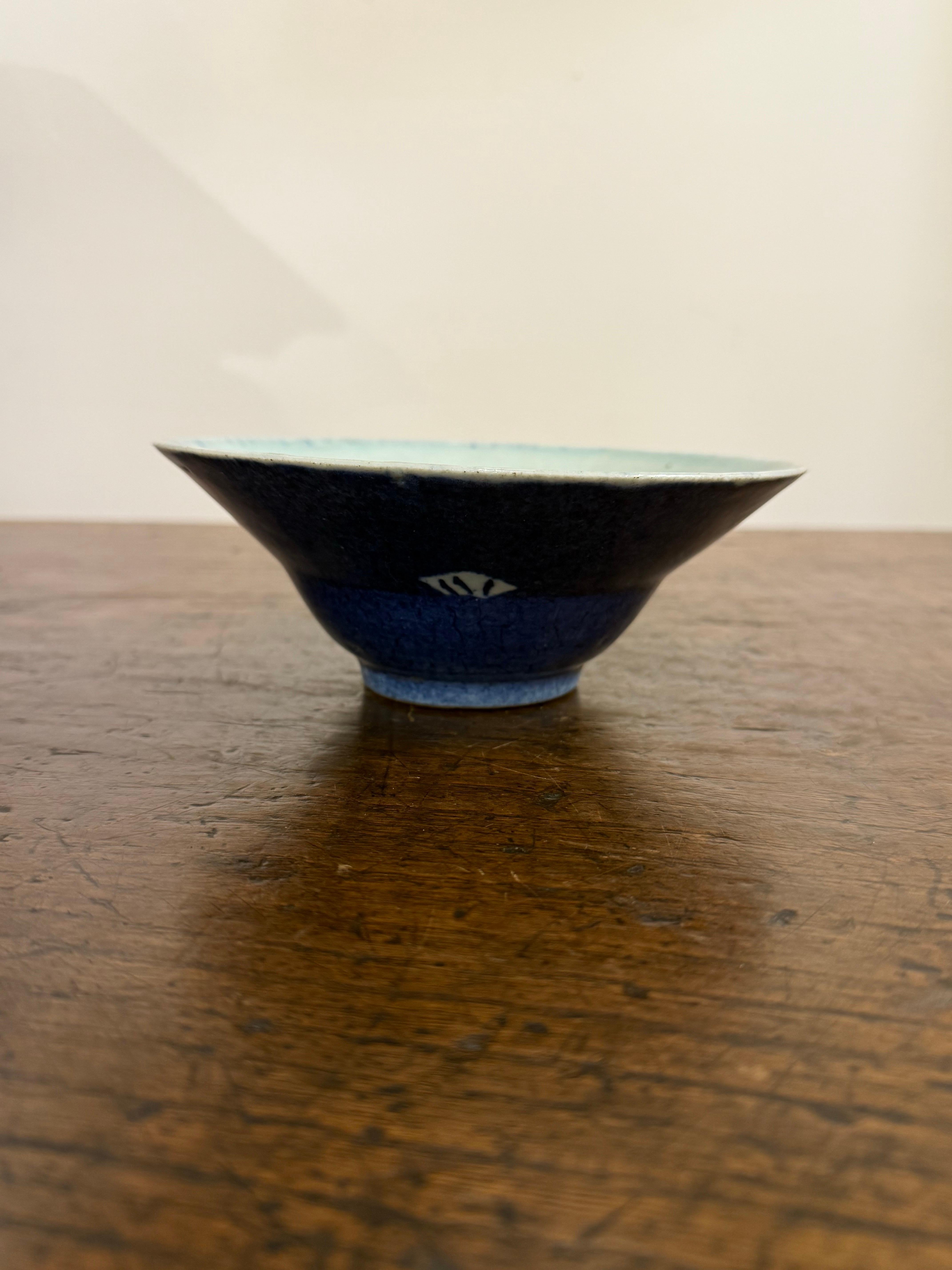 Paire de bols en céramique chinoise à glaçure bleue, 19e siècle en vente 1