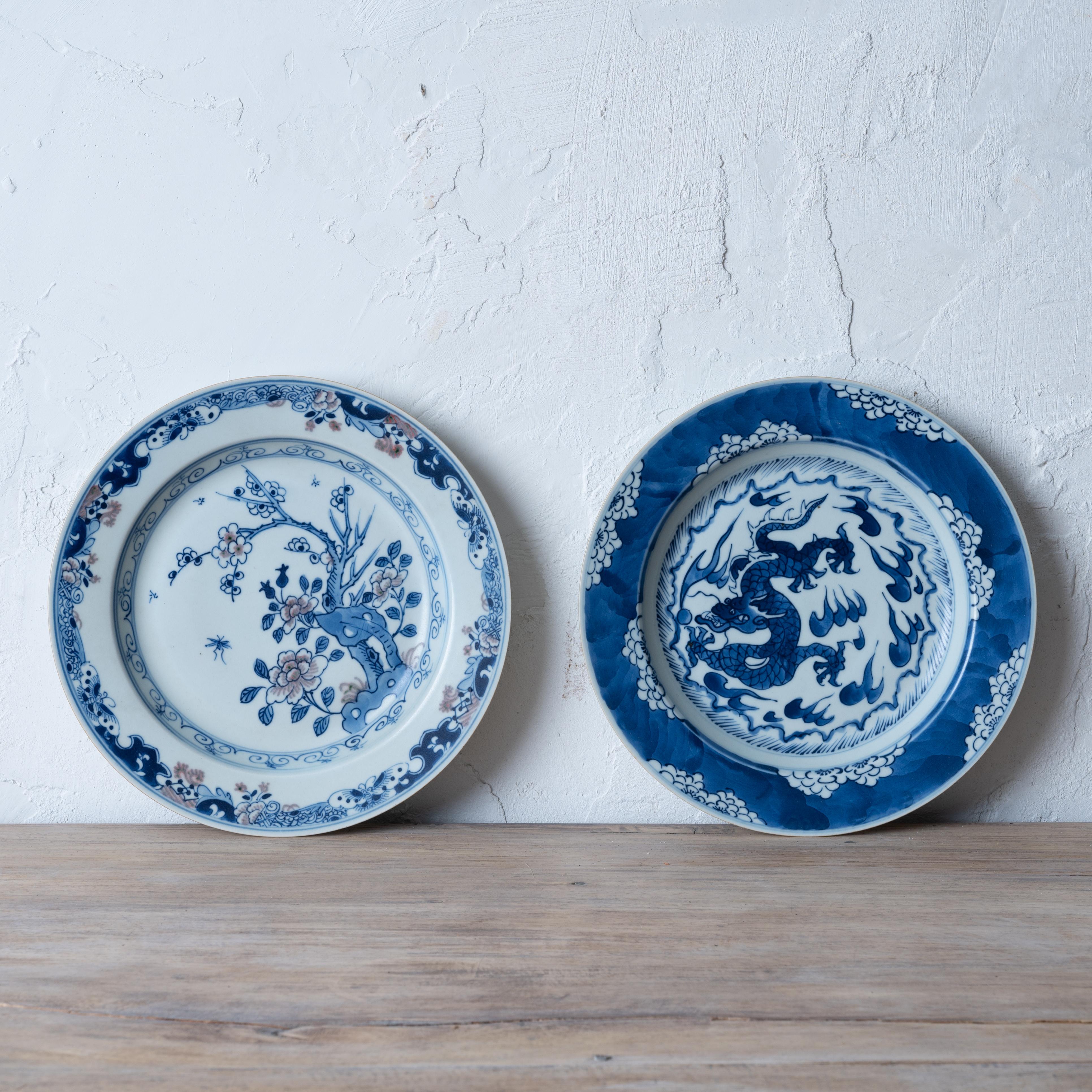 Ein Paar chinesische blau-weiße Teller.

9 ¼ Zoll breit und 1 Zoll hoch



