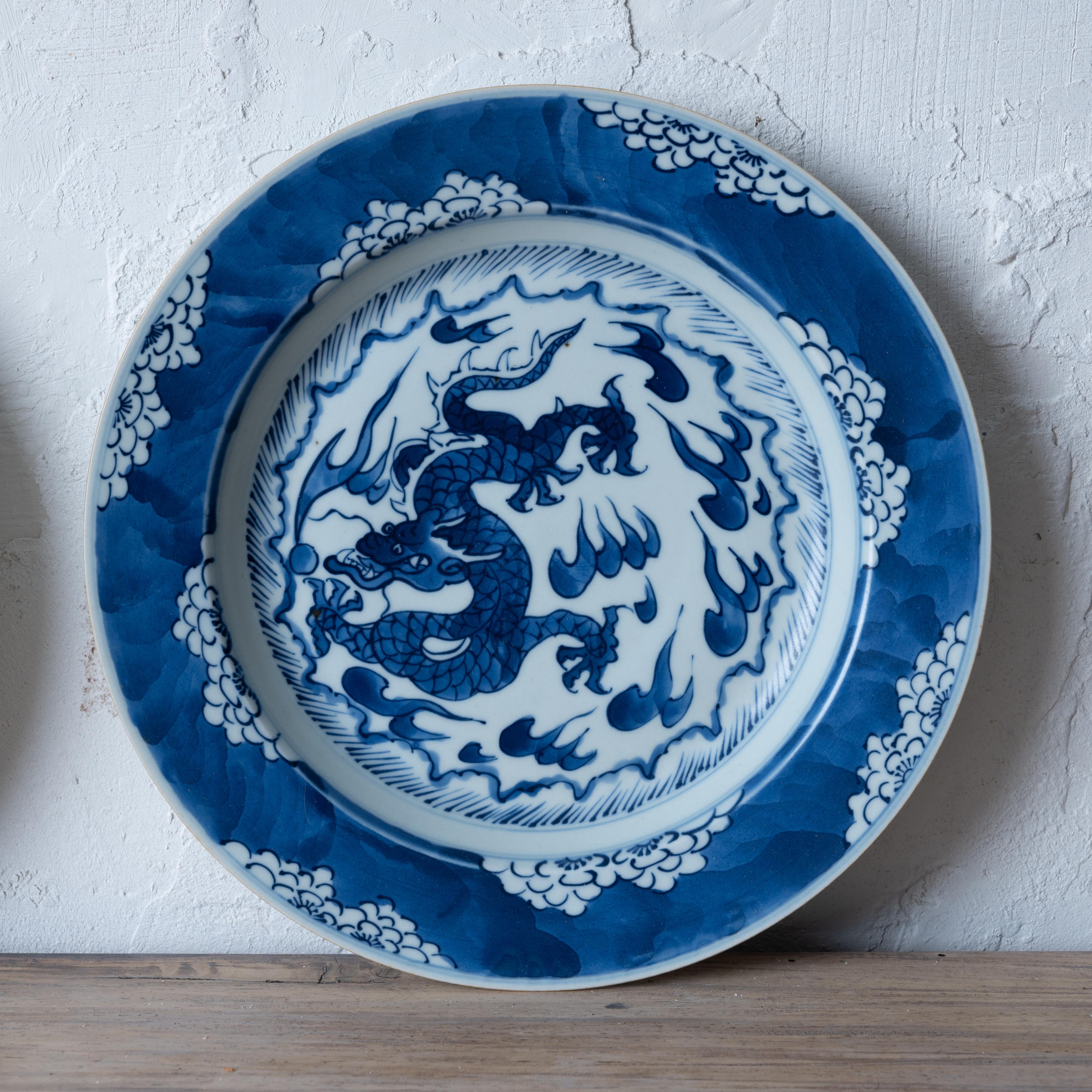 Ein Paar chinesische Blau-Weiß-Teller (Chinesisch) im Angebot