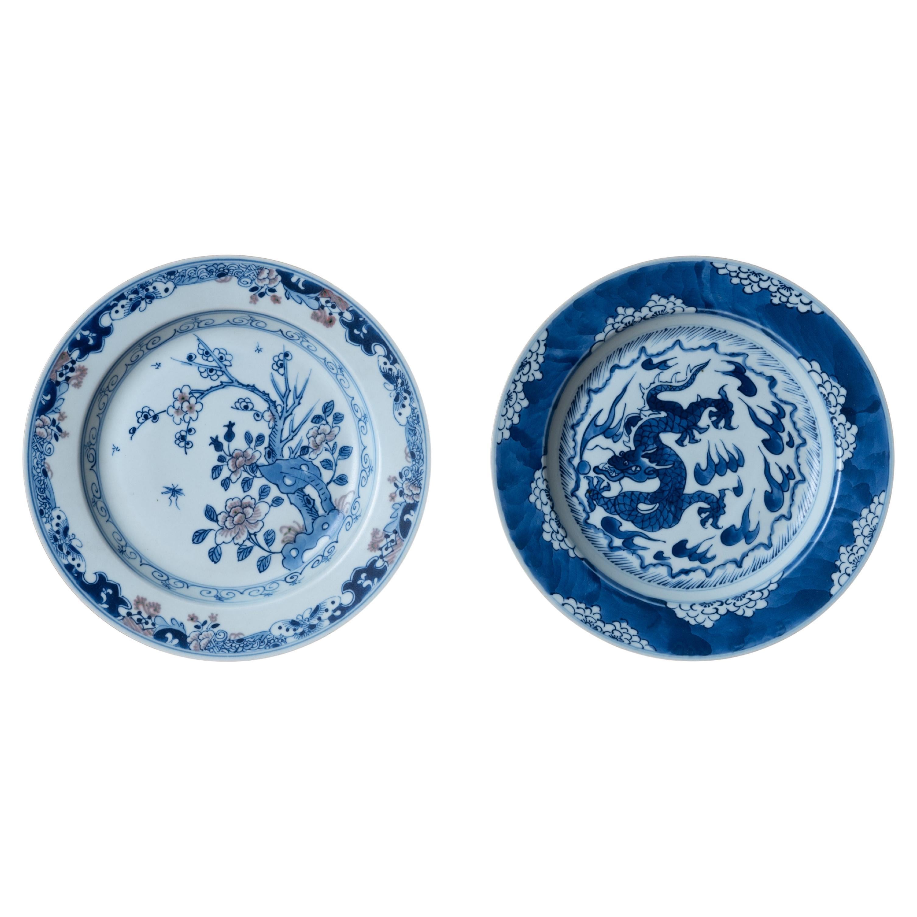 Ein Paar chinesische Blau-Weiß-Teller im Angebot