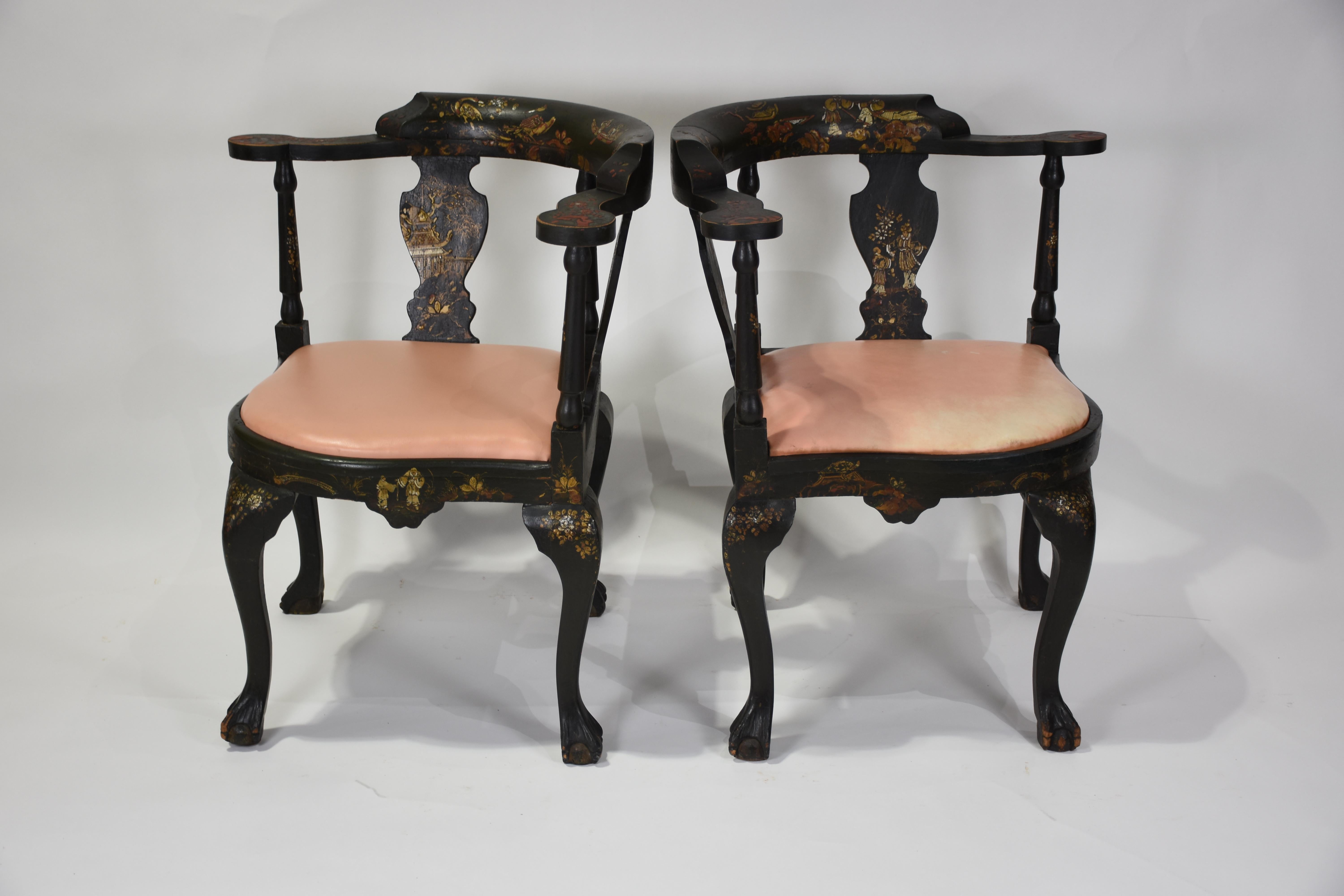 Ein seltenes und sehr dekoratives Paar chinesischer Eckstühle im Chippendale-Stil aus dem 18. Jahrhundert, die fachmännisch von Hand geschnitzt wurden und ihre reich geschichtete originale polychrome und paketvergoldete Dekoration beibehalten haben.