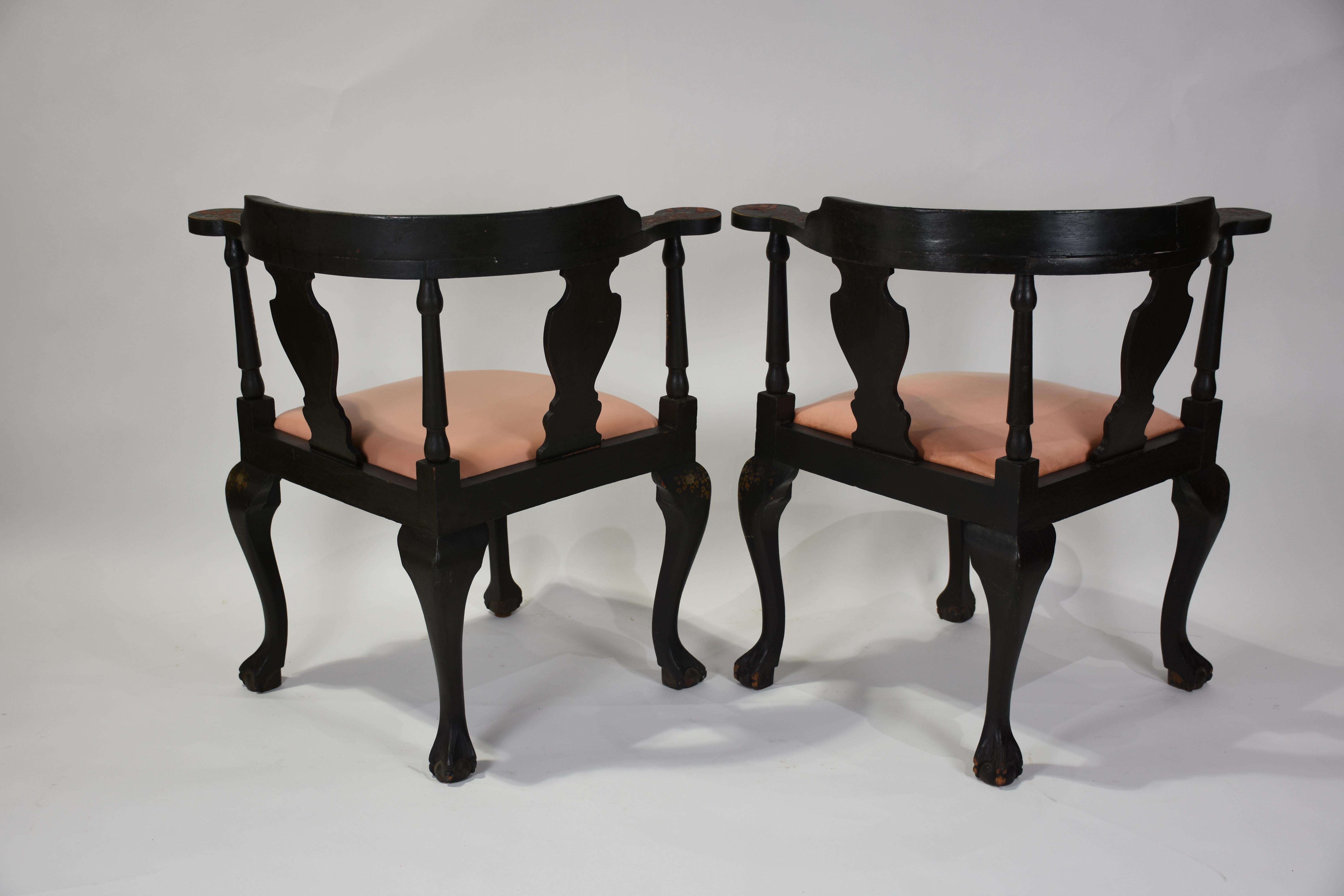 Ein Paar chinesische Chippendale-Eckstühle mit polychromen Details (Englisch) im Angebot