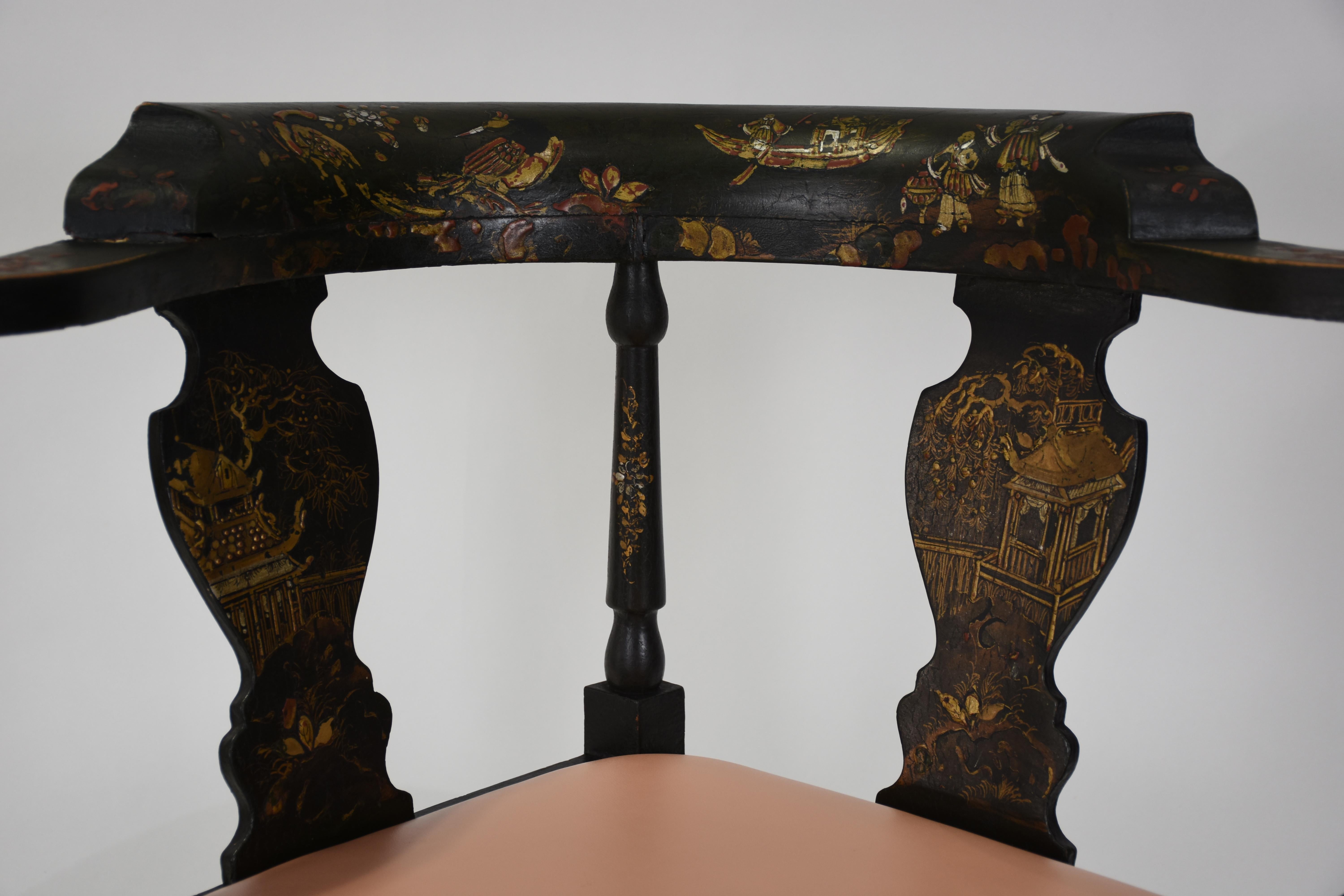 Ein Paar chinesische Chippendale-Eckstühle mit polychromen Details (Vergoldet) im Angebot