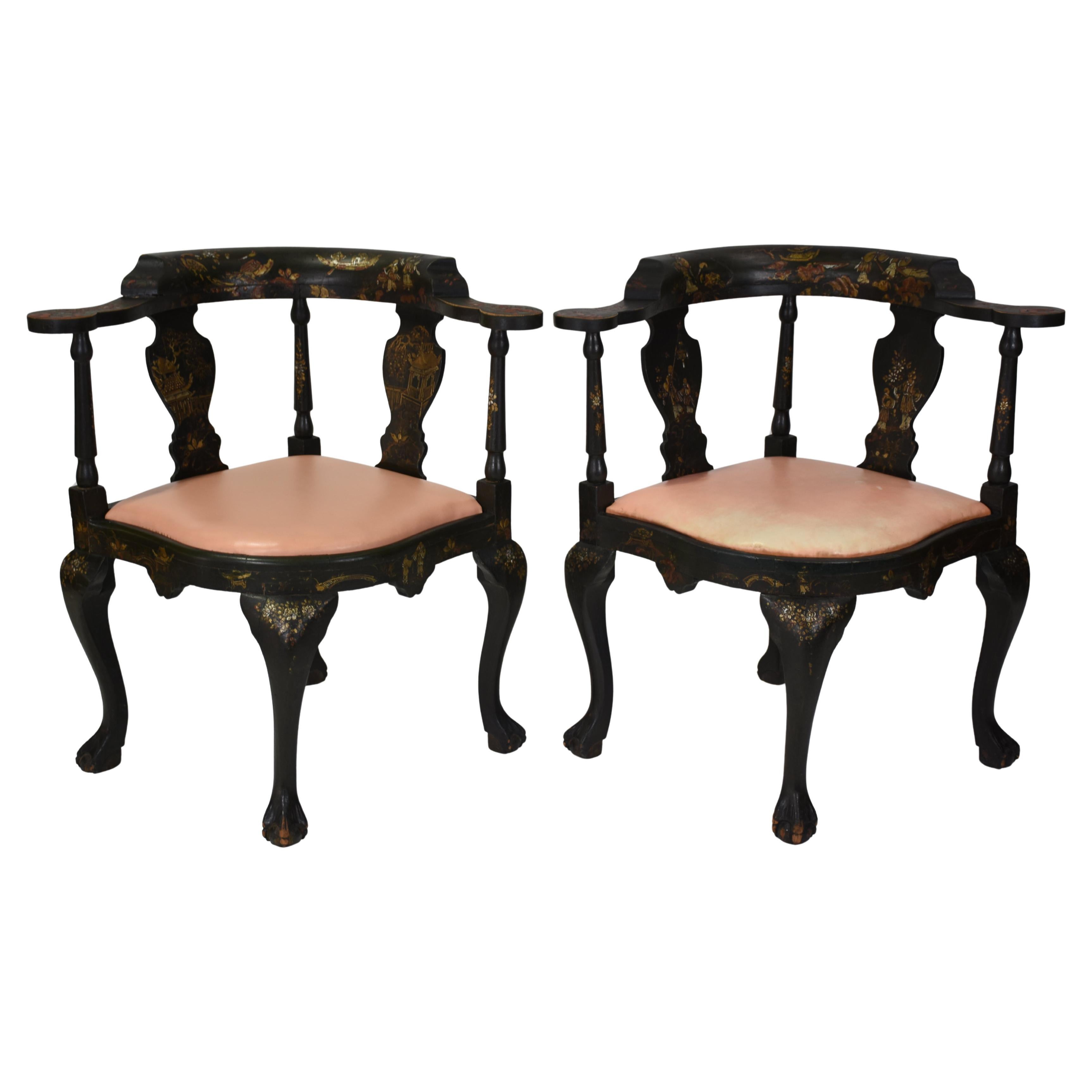 Ein Paar chinesische Chippendale-Eckstühle mit polychromen Details im Angebot