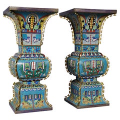 Paire de vases à bec en émail cloisonné de Chine, fin de la dynastie Qing