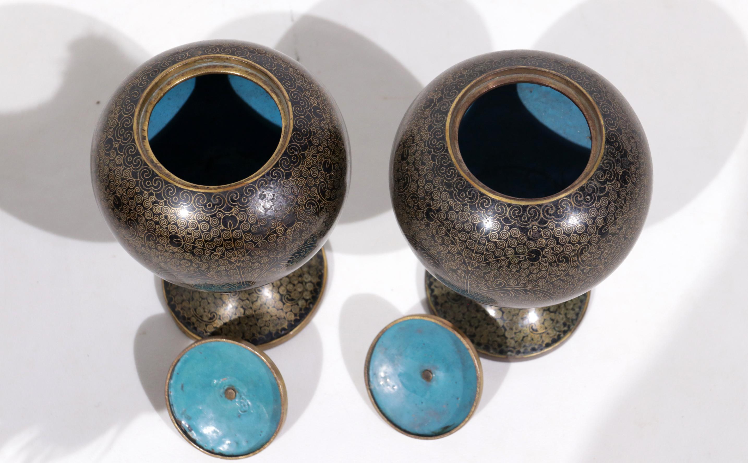 Pair of Chinese Cloisonne Enamel Jars and Covers, Early 20th Century In Good Condition In Boven Leeuwen, NL