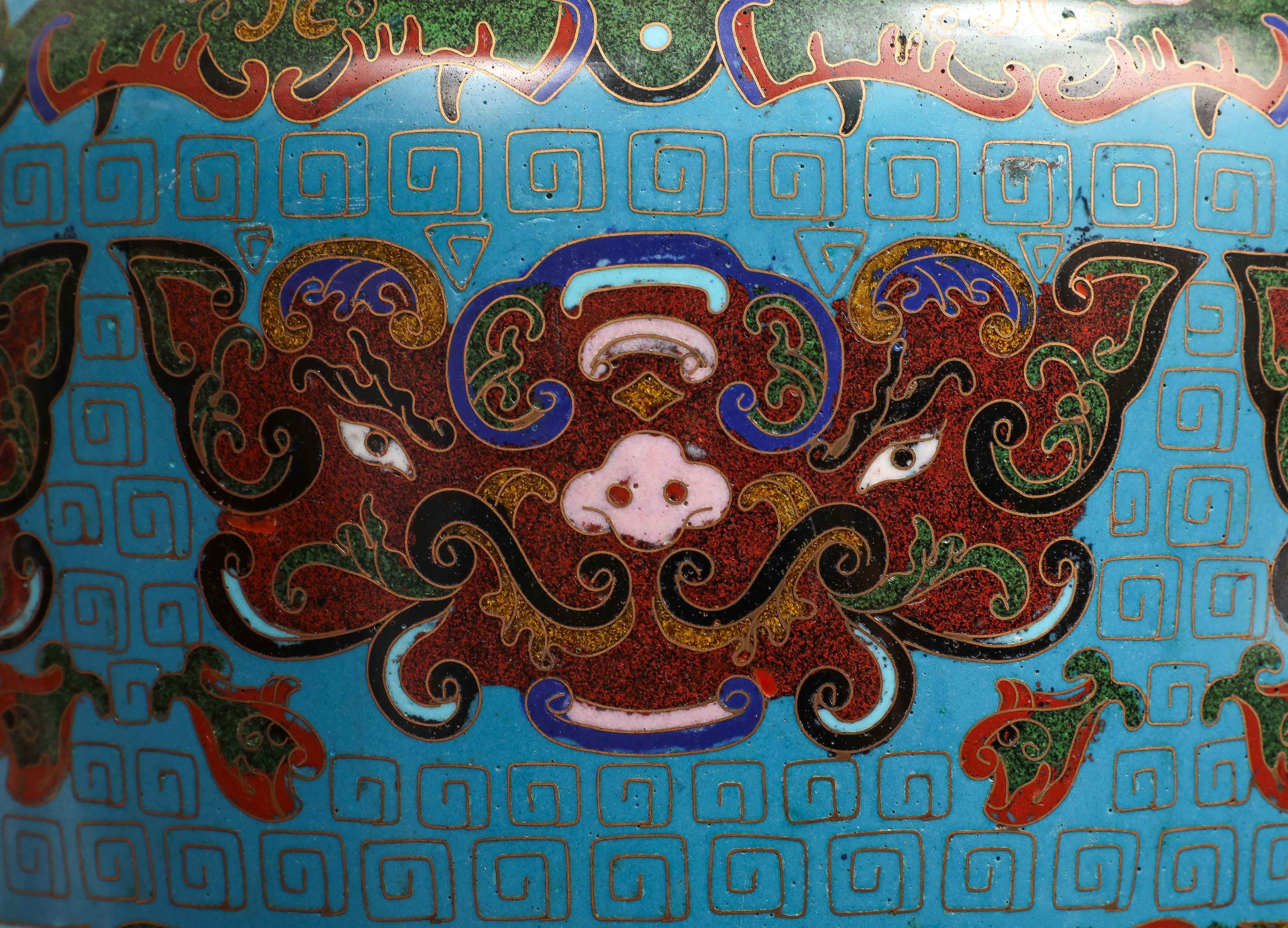 Coppia di vasi cinesi Cloisonne a fondo blu turchese con maschere Taotie in vendita 2