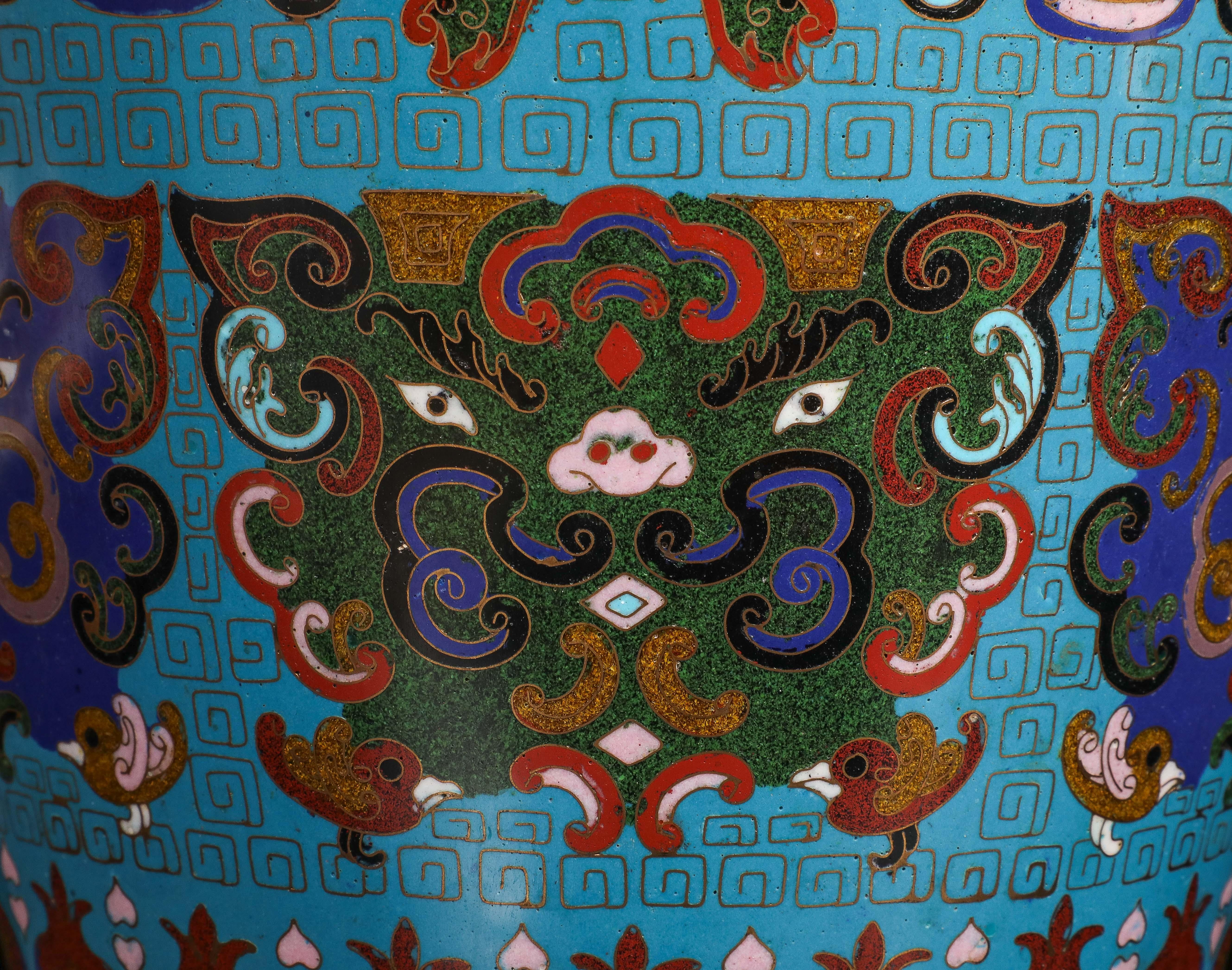 Coppia di vasi cinesi Cloisonne a fondo blu turchese con maschere Taotie in vendita 3