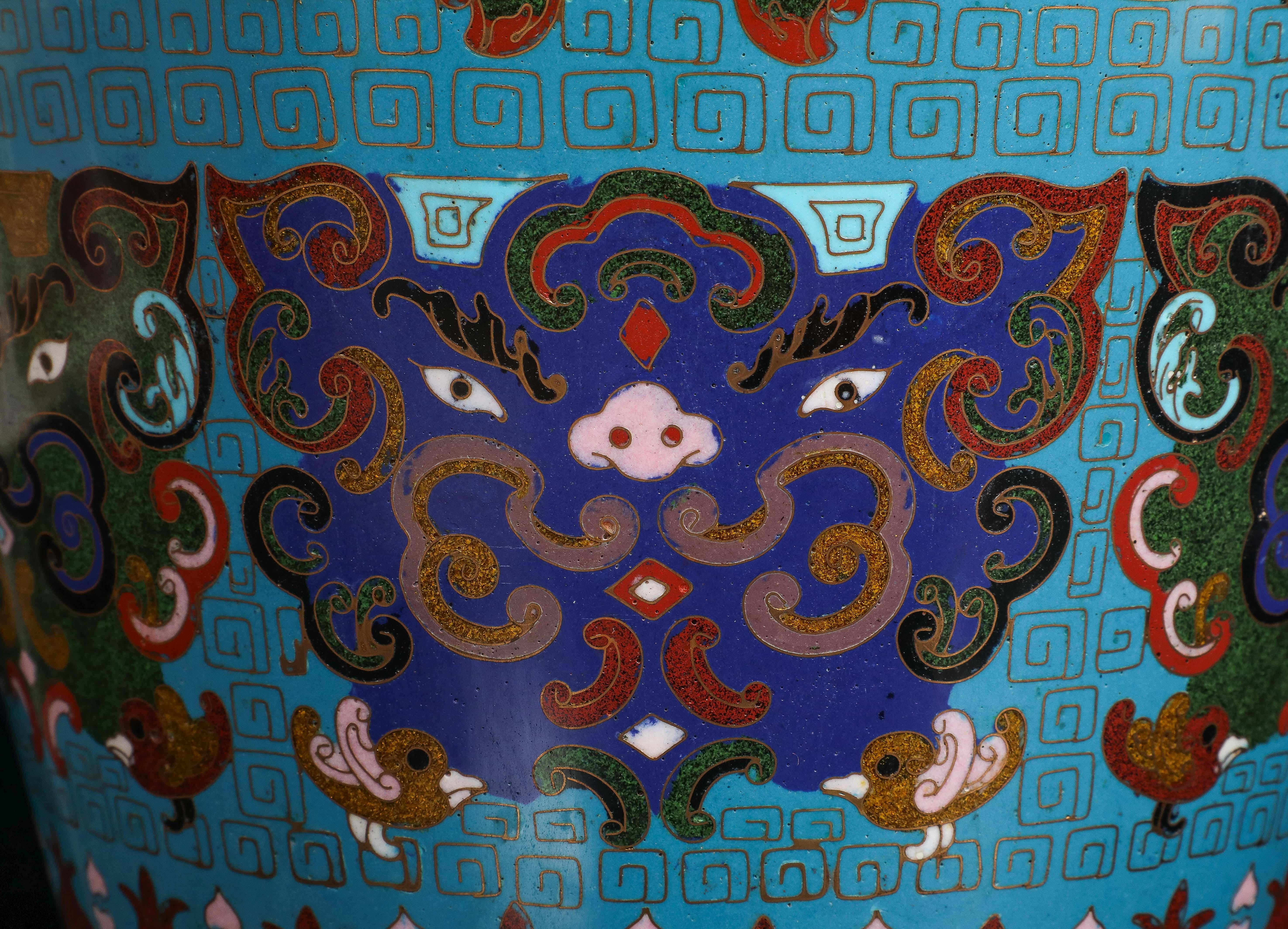Coppia di vasi cinesi Cloisonne a fondo blu turchese con maschere Taotie in vendita 4