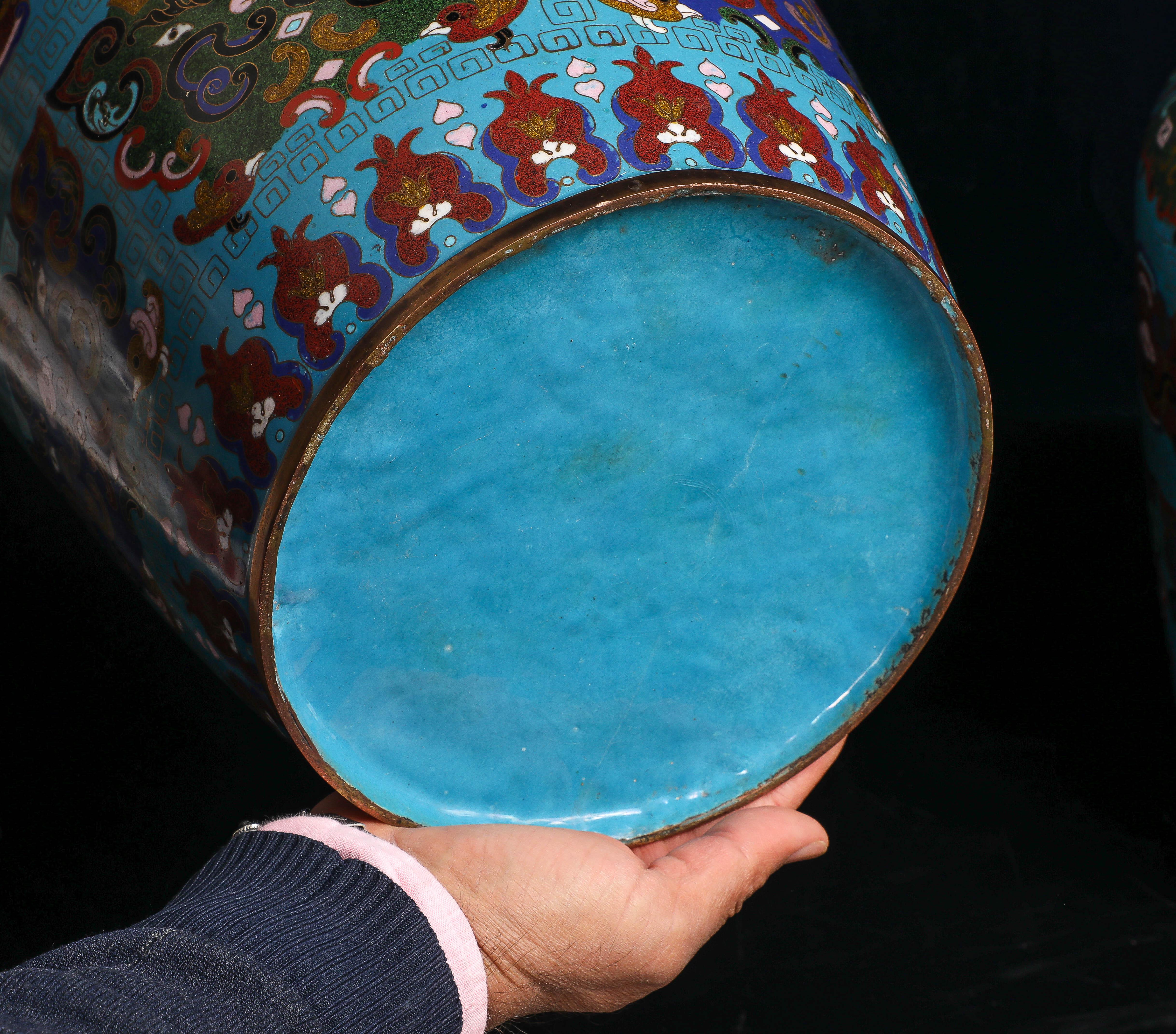 Coppia di vasi cinesi Cloisonne a fondo blu turchese con maschere Taotie in vendita 5
