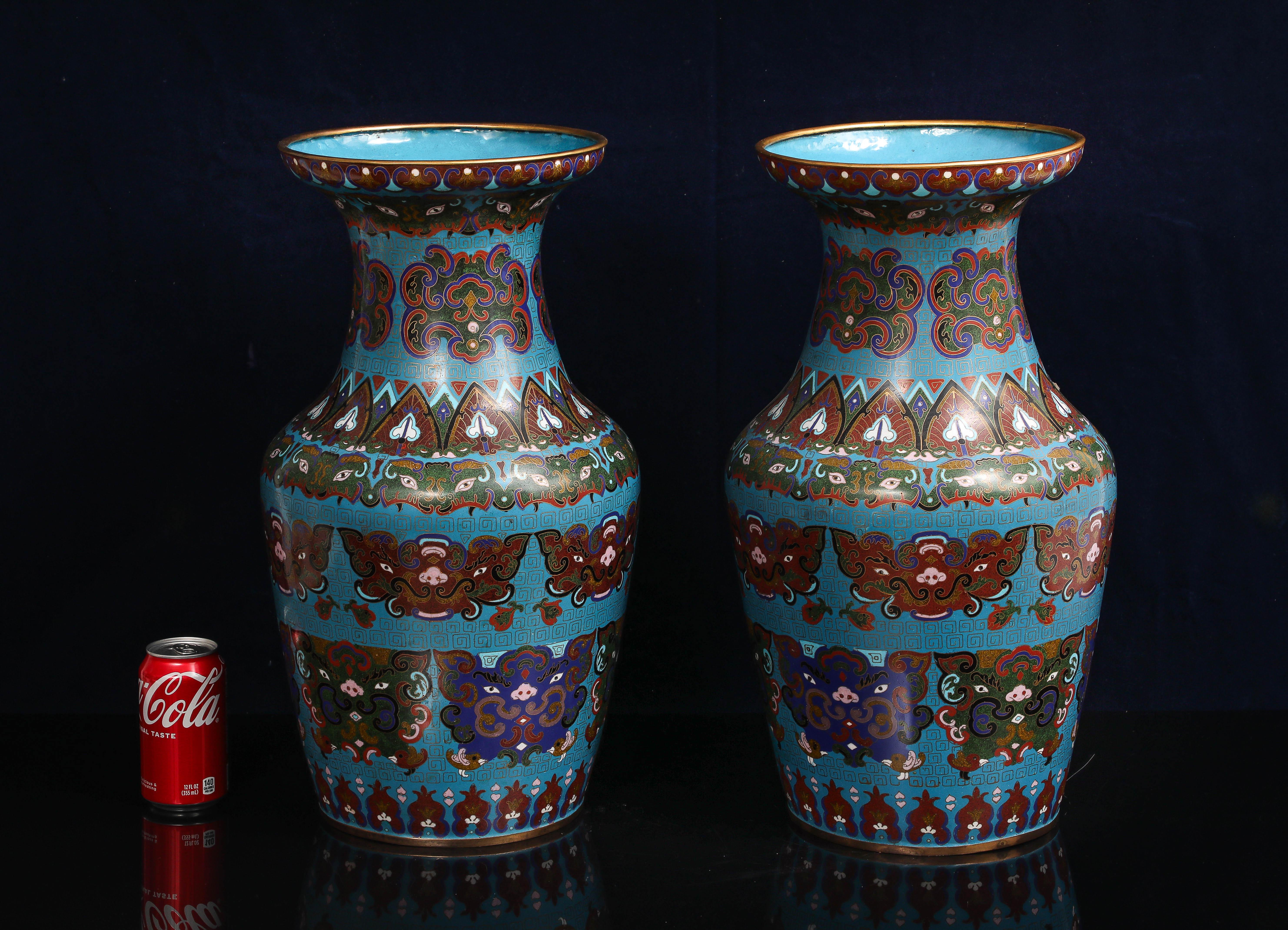 Qing Coppia di vasi cinesi Cloisonne a fondo blu turchese con maschere Taotie in vendita