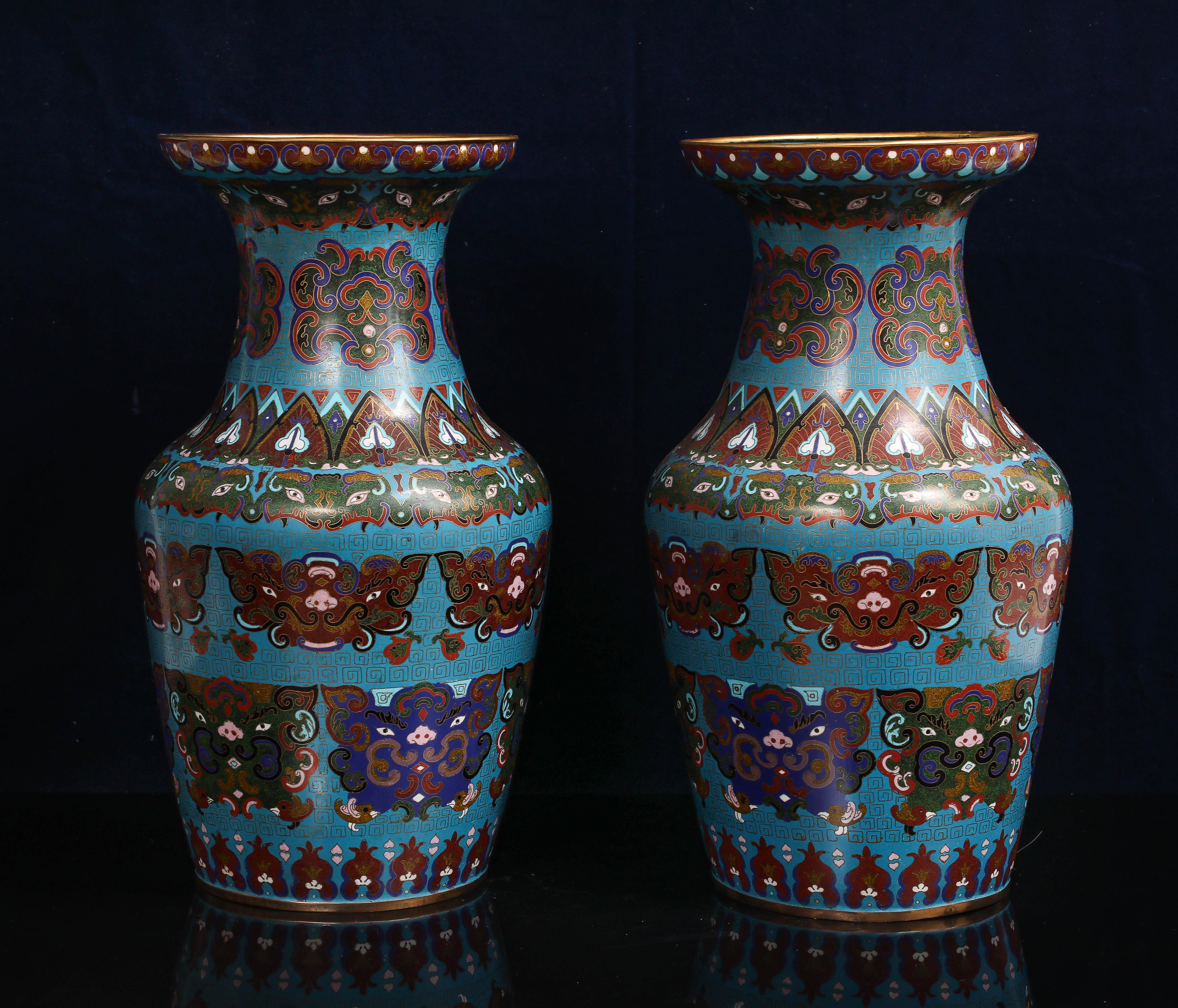 Cinese Coppia di vasi cinesi Cloisonne a fondo blu turchese con maschere Taotie in vendita