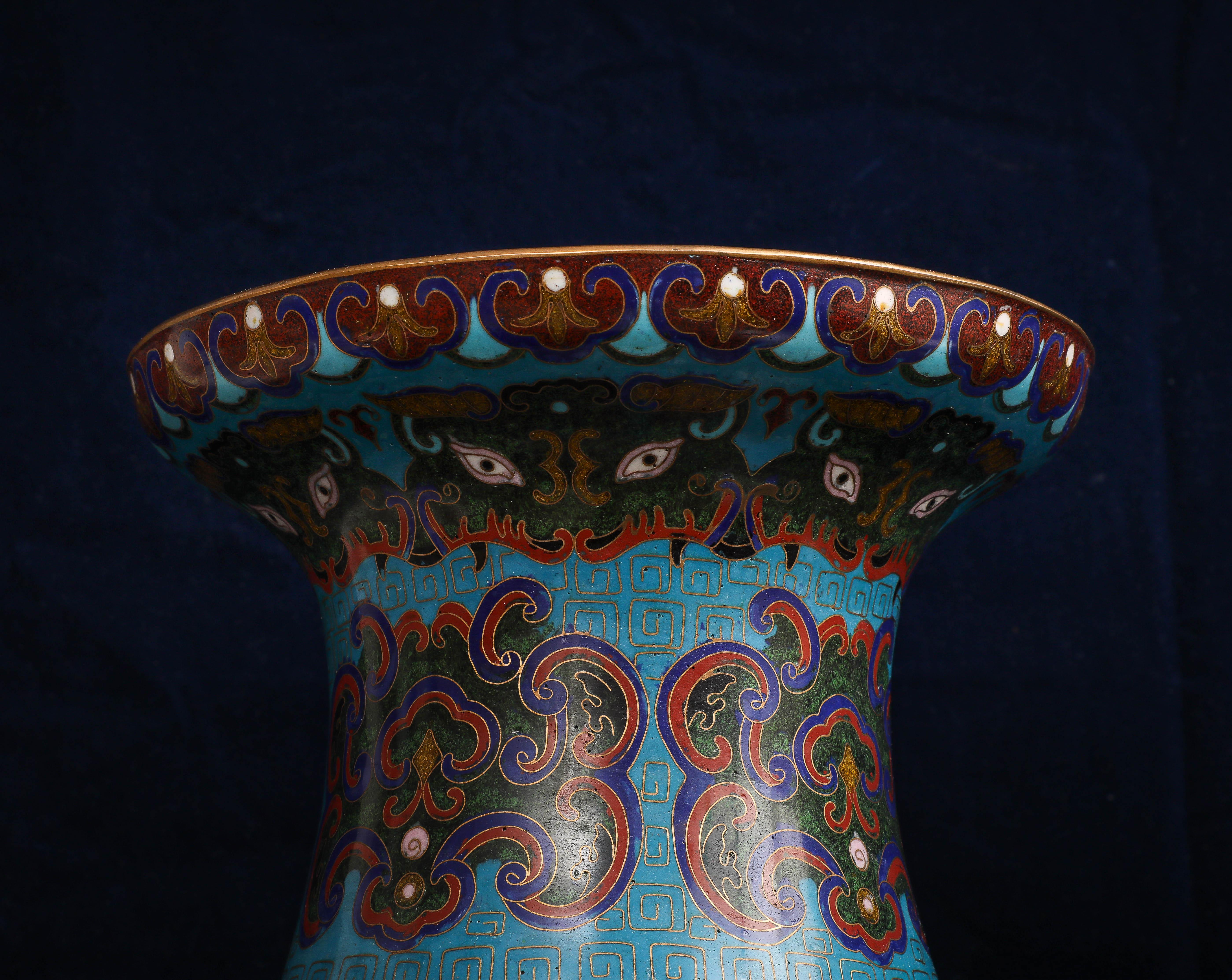 Cloisonné Coppia di vasi cinesi Cloisonne a fondo blu turchese con maschere Taotie in vendita
