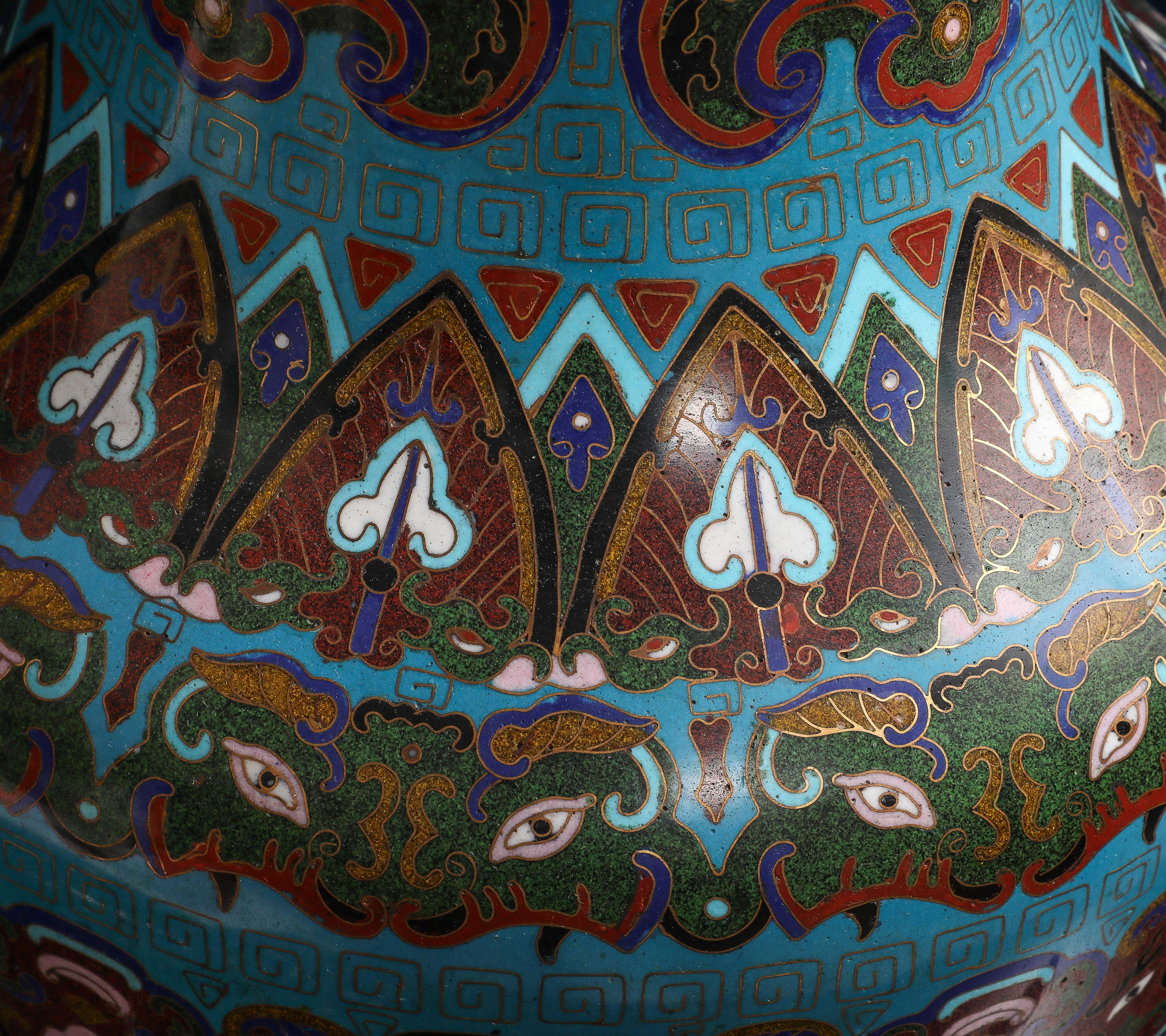 Coppia di vasi cinesi Cloisonne a fondo blu turchese con maschere Taotie In condizioni buone in vendita a New York, NY
