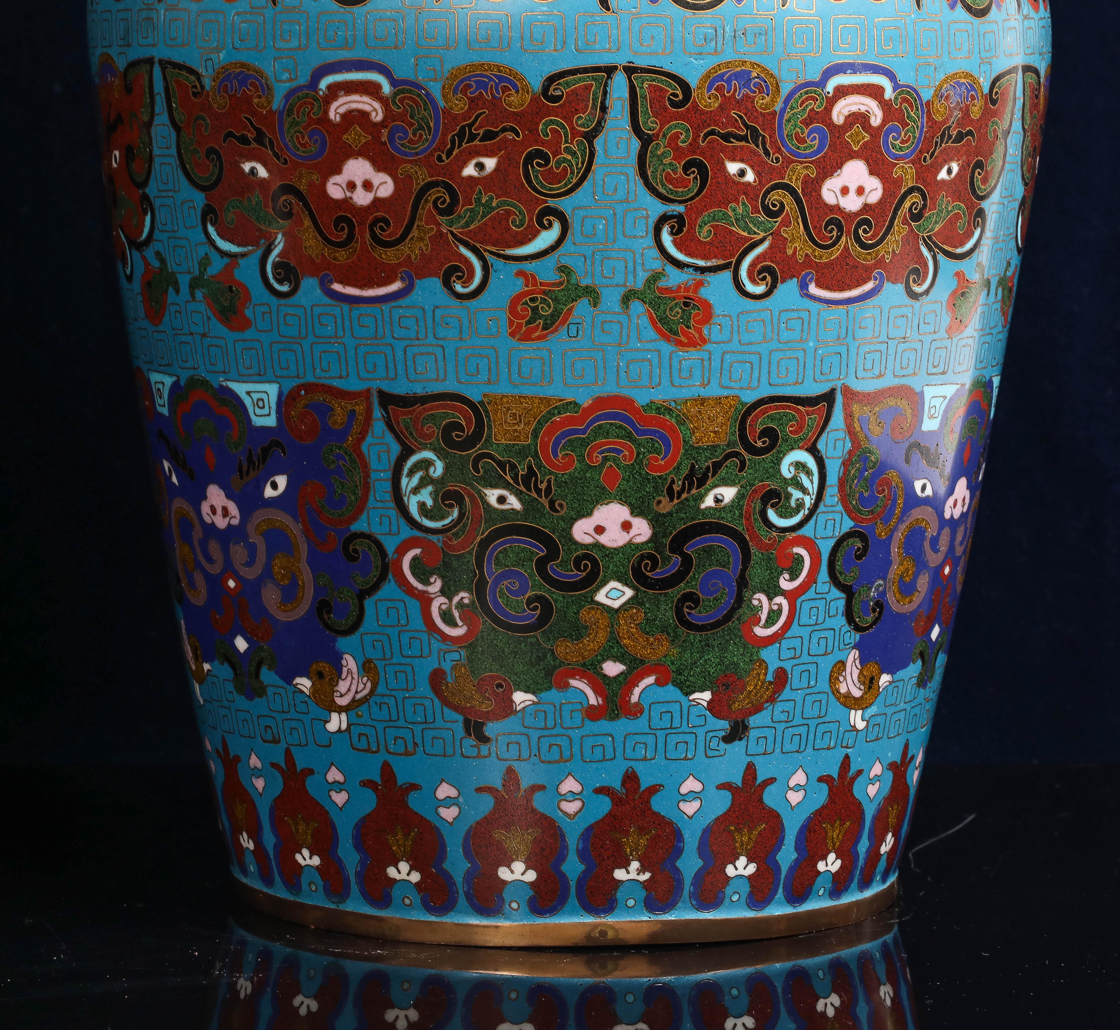 Inizio XX secolo Coppia di vasi cinesi Cloisonne a fondo blu turchese con maschere Taotie in vendita