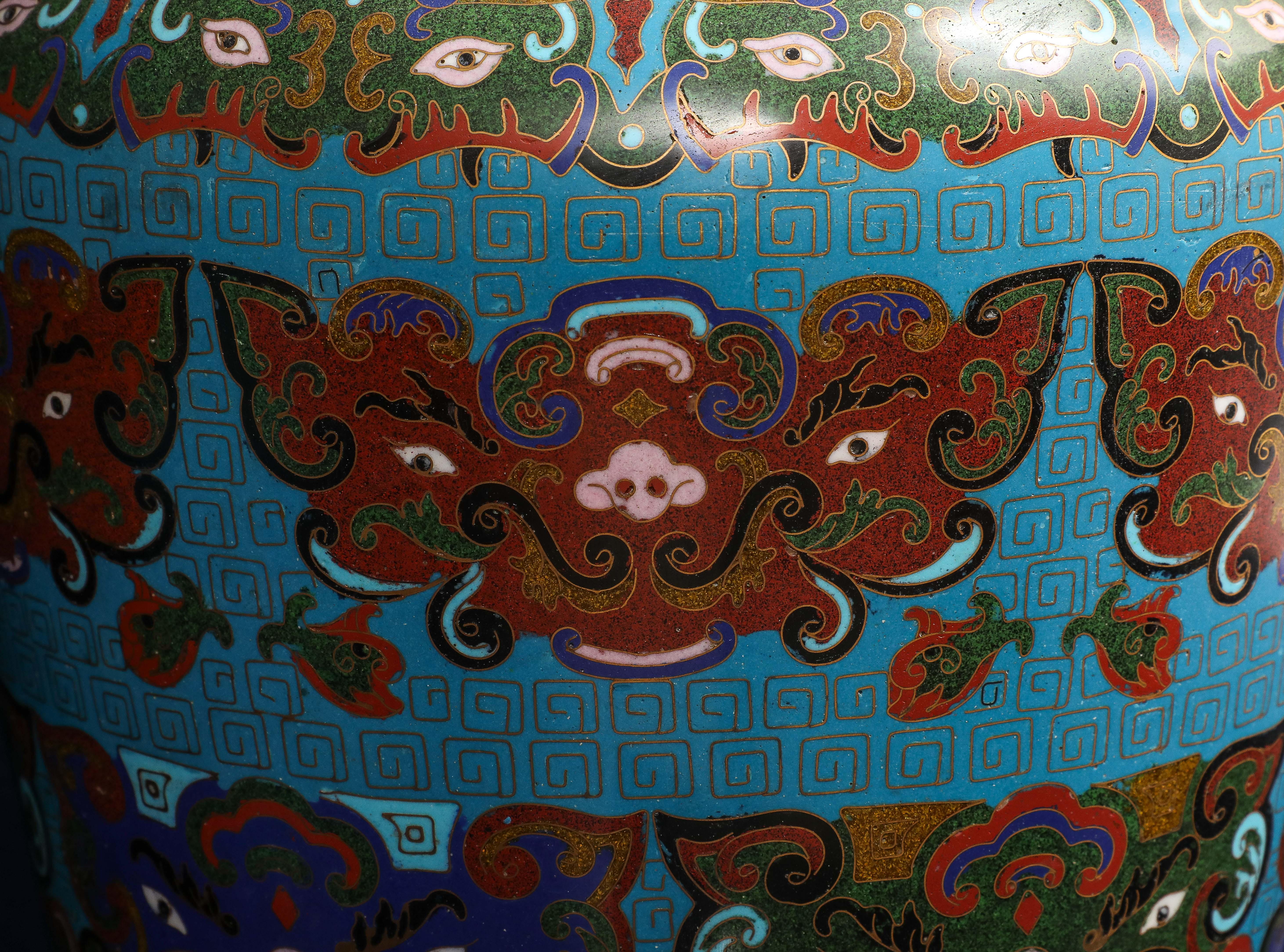 Ottone Coppia di vasi cinesi Cloisonne a fondo blu turchese con maschere Taotie in vendita