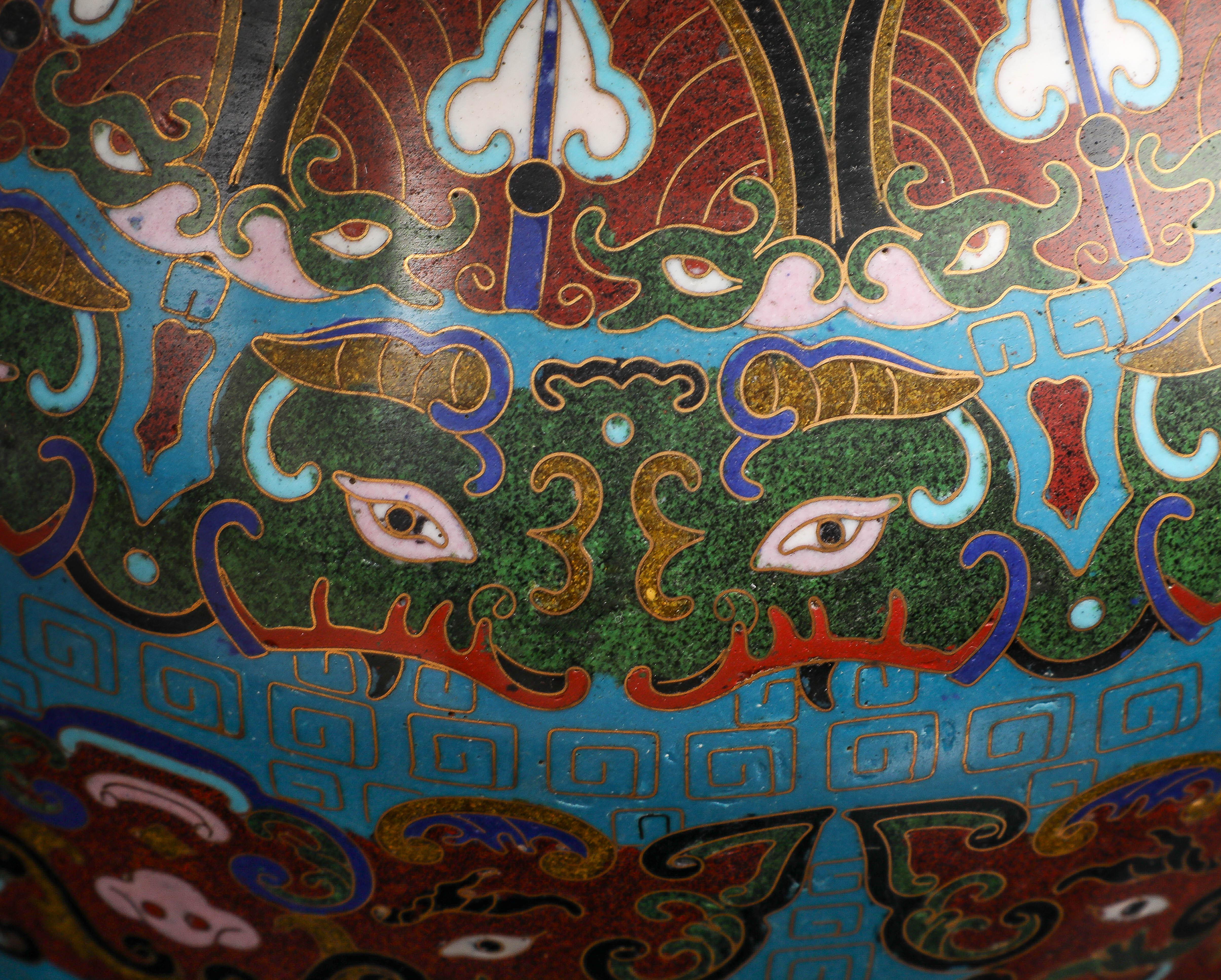 Coppia di vasi cinesi Cloisonne a fondo blu turchese con maschere Taotie in vendita 1