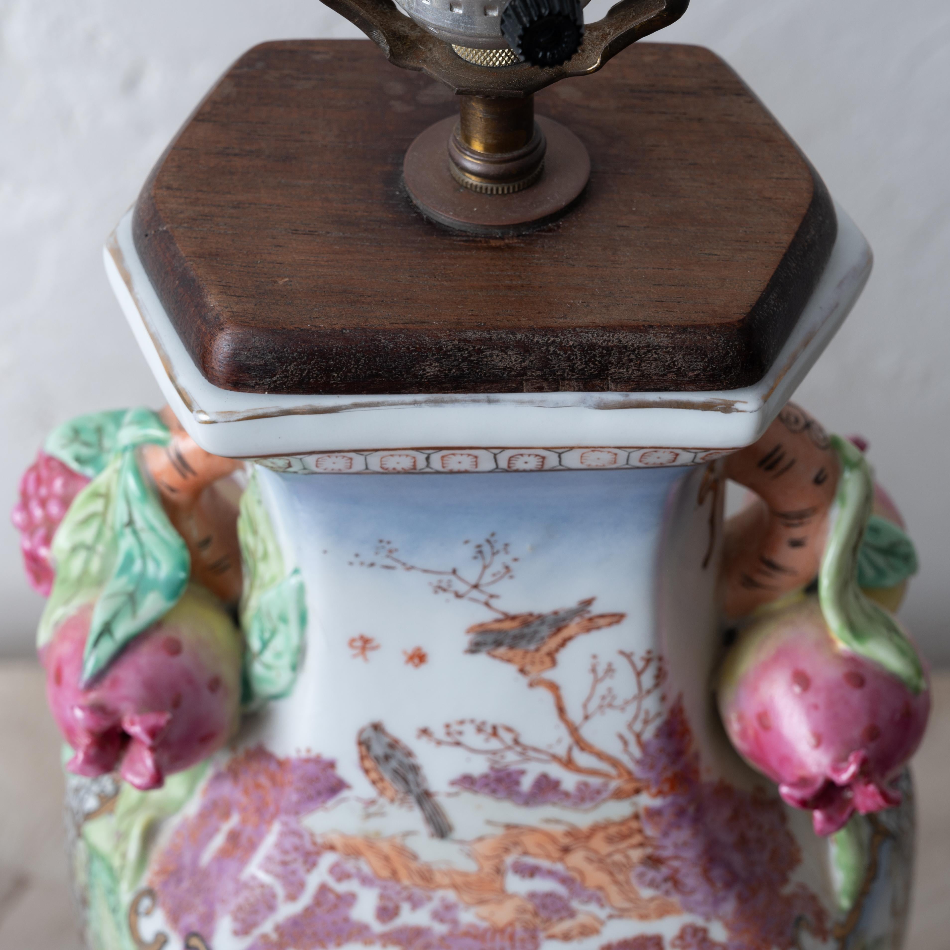 A Pair of Chinese Export Hunt Scene Porcelain Lamps For Sale 6