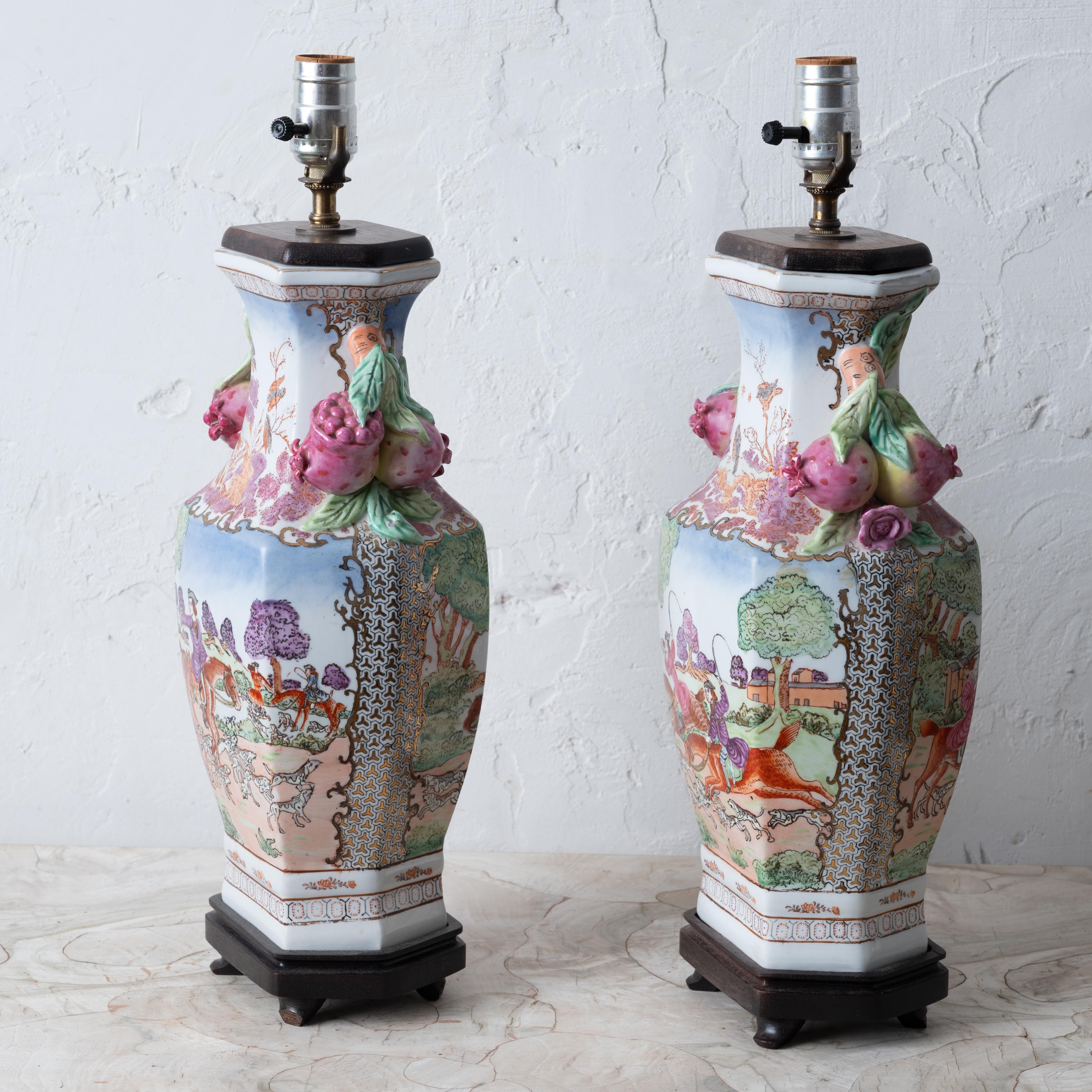 A Pair of Chinese Export Hunt Scene Porcelain Lamps For Sale 7