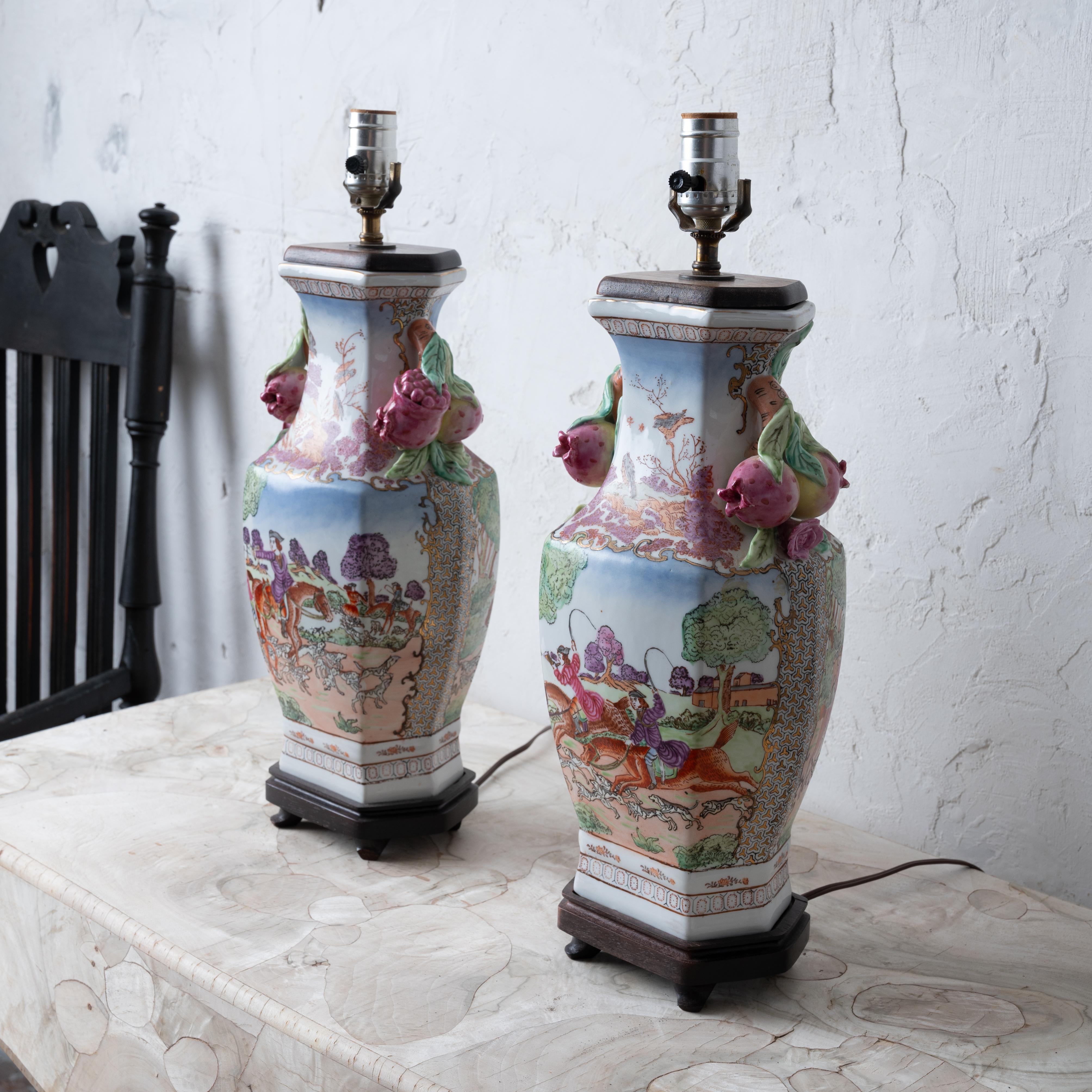 A Pair of Chinese Export Hunt Scene Porcelain Lamps In Good Condition For Sale In Savannah, GA