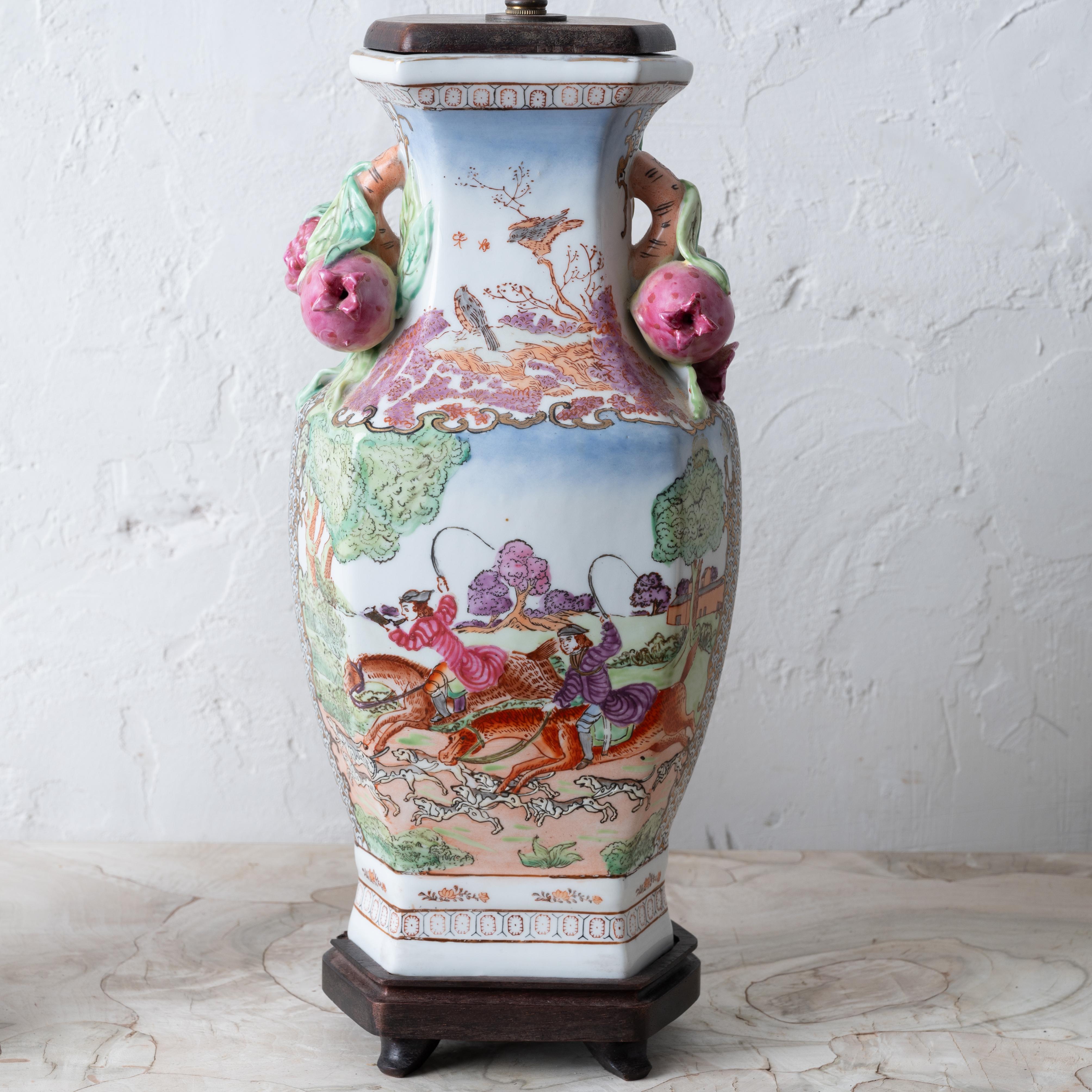 A Pair of Chinese Export Hunt Scene Porcelain Lamps For Sale 1