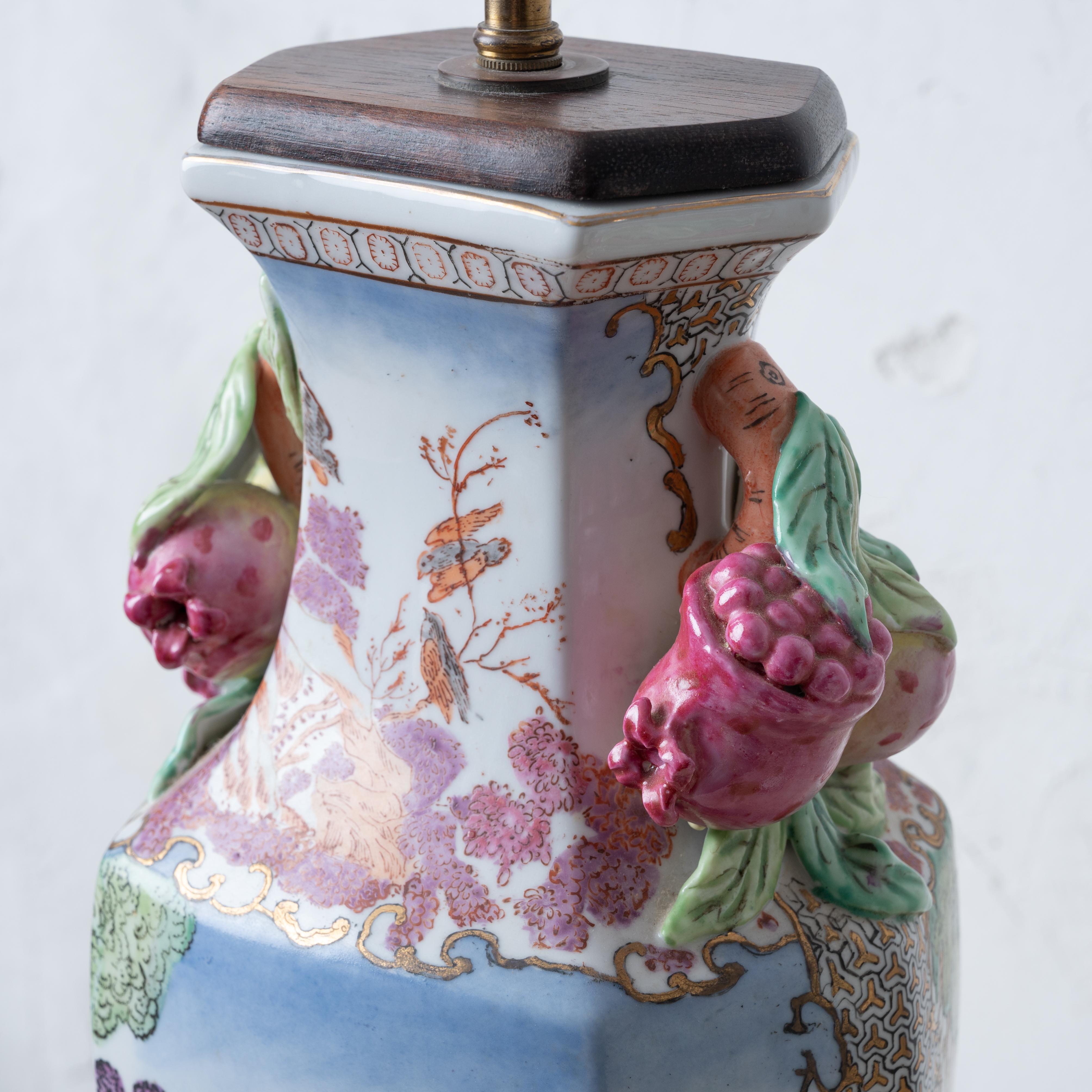 A Pair of Chinese Export Hunt Scene Porcelain Lamps For Sale 4