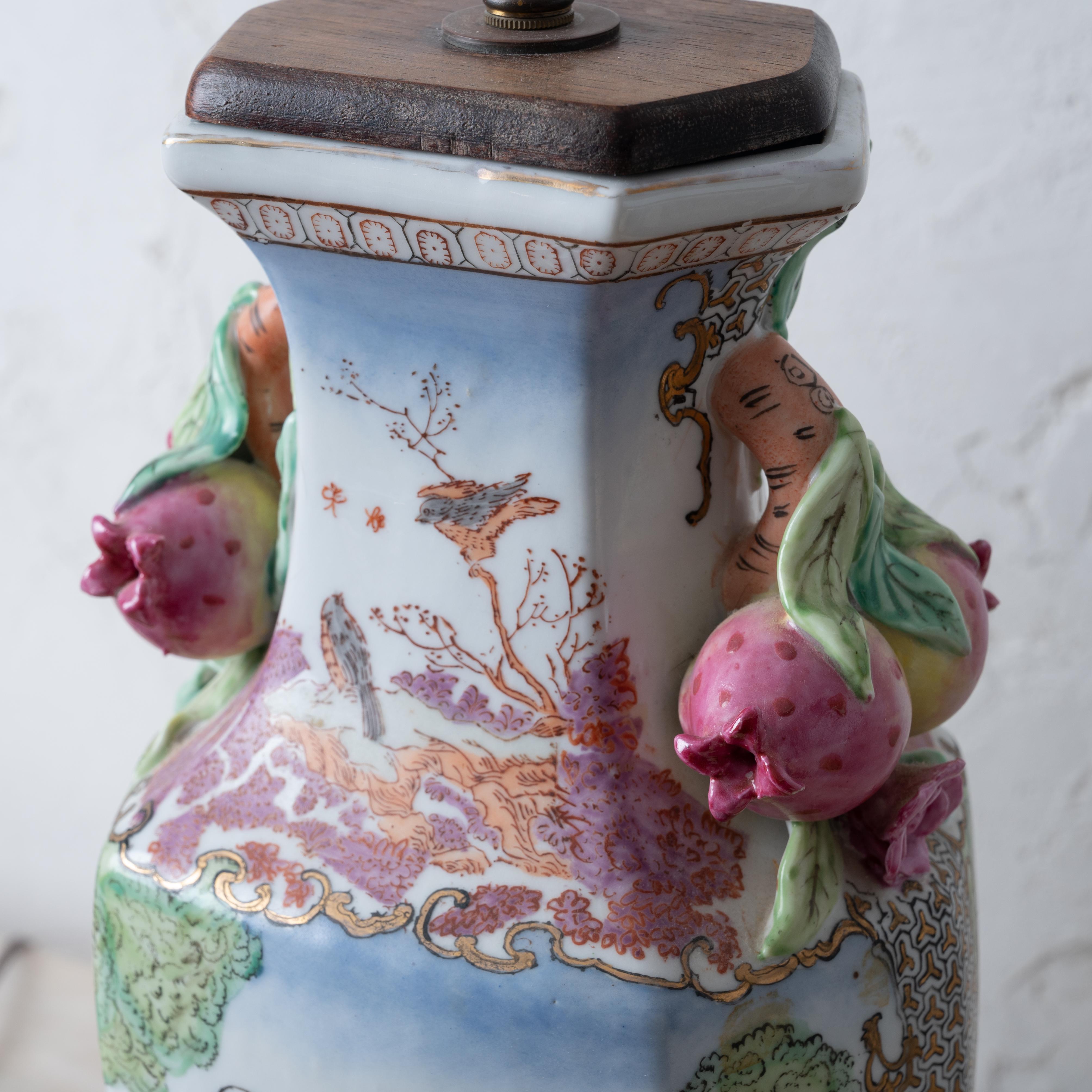 A Pair of Chinese Export Hunt Scene Porcelain Lamps For Sale 5