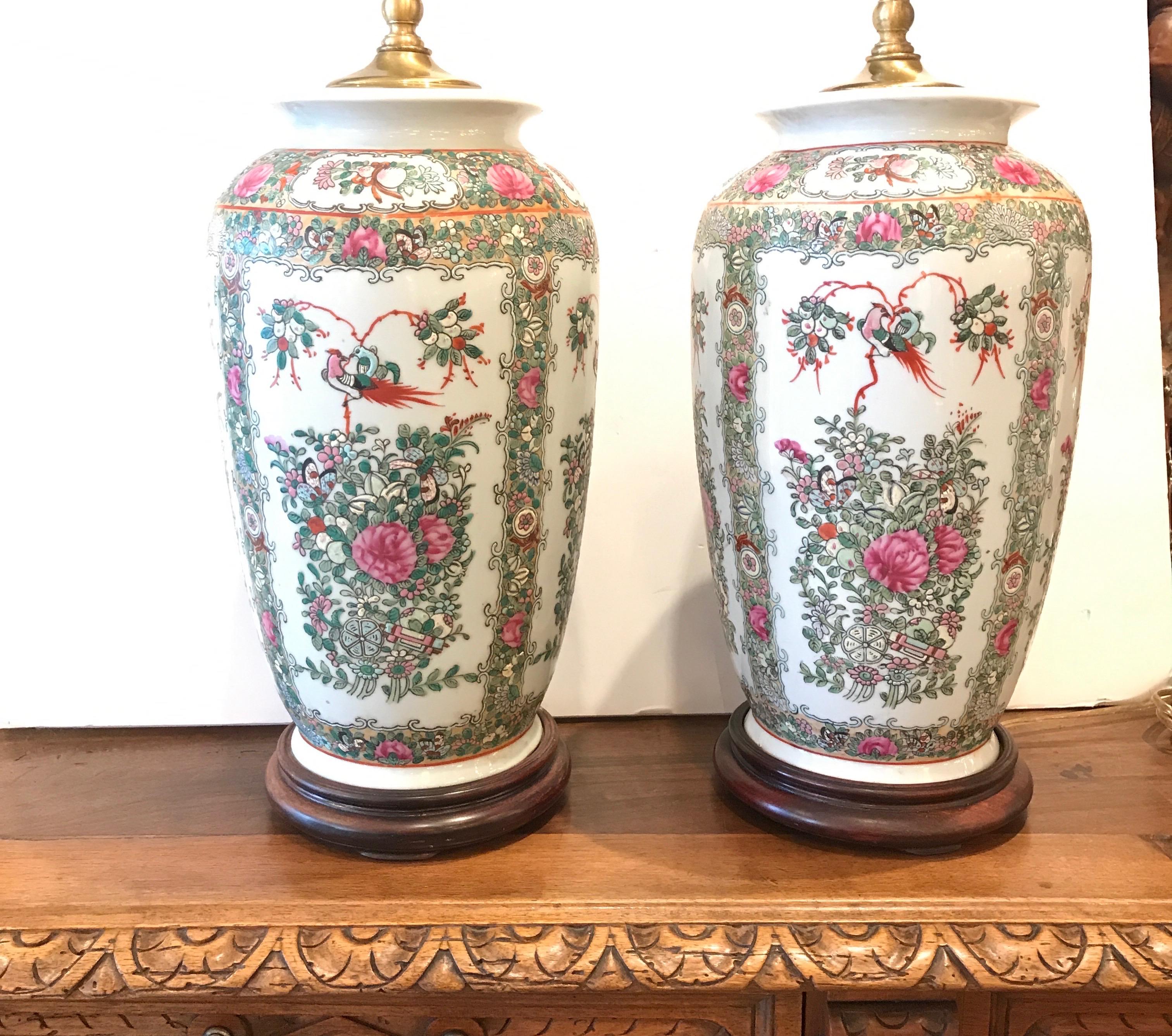 Pair of Chinese Export Porcelain Lamps In Excellent Condition For Sale In Lambertville, NJ