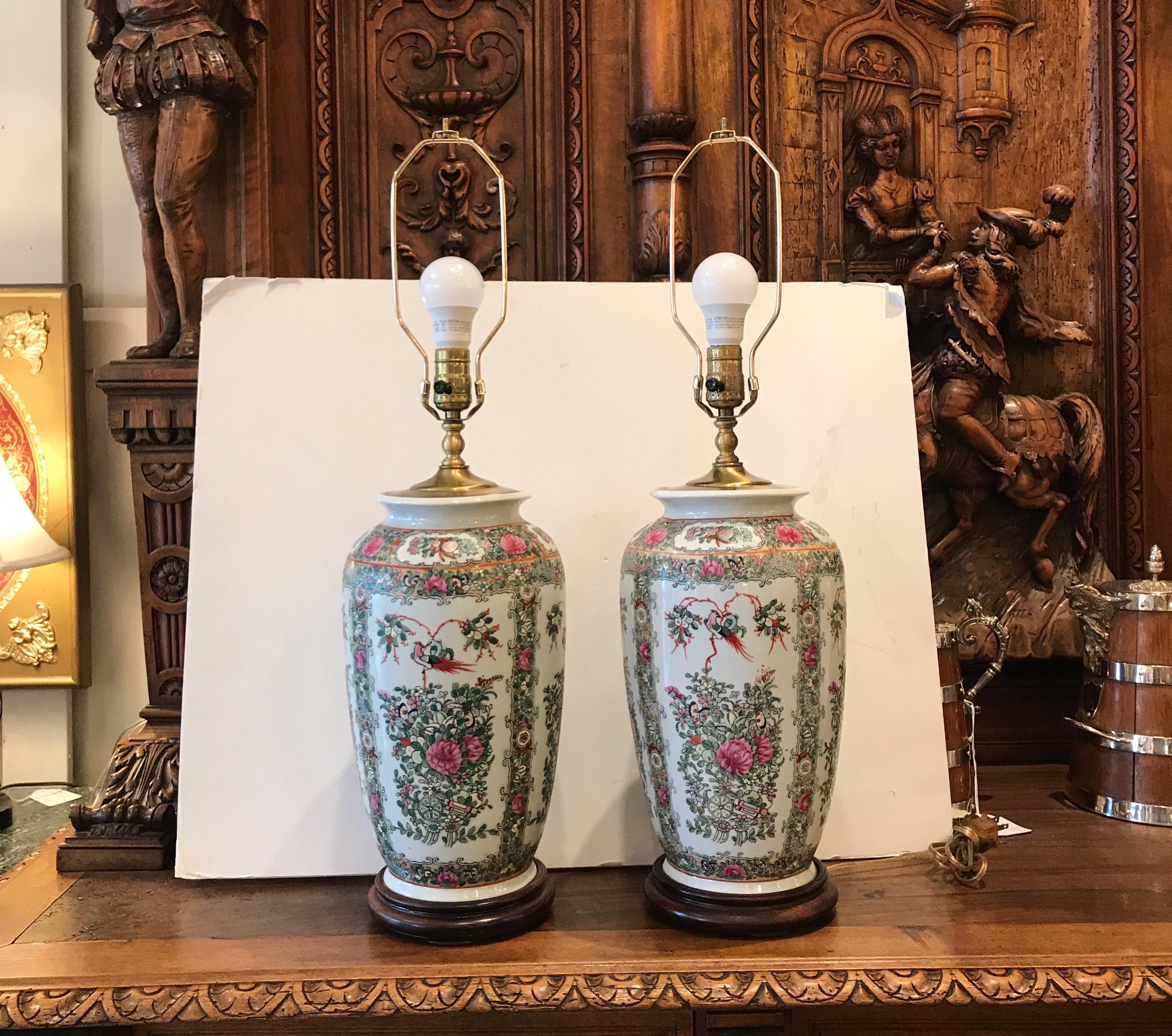 20th Century Pair of Chinese Export Porcelain Lamps For Sale
