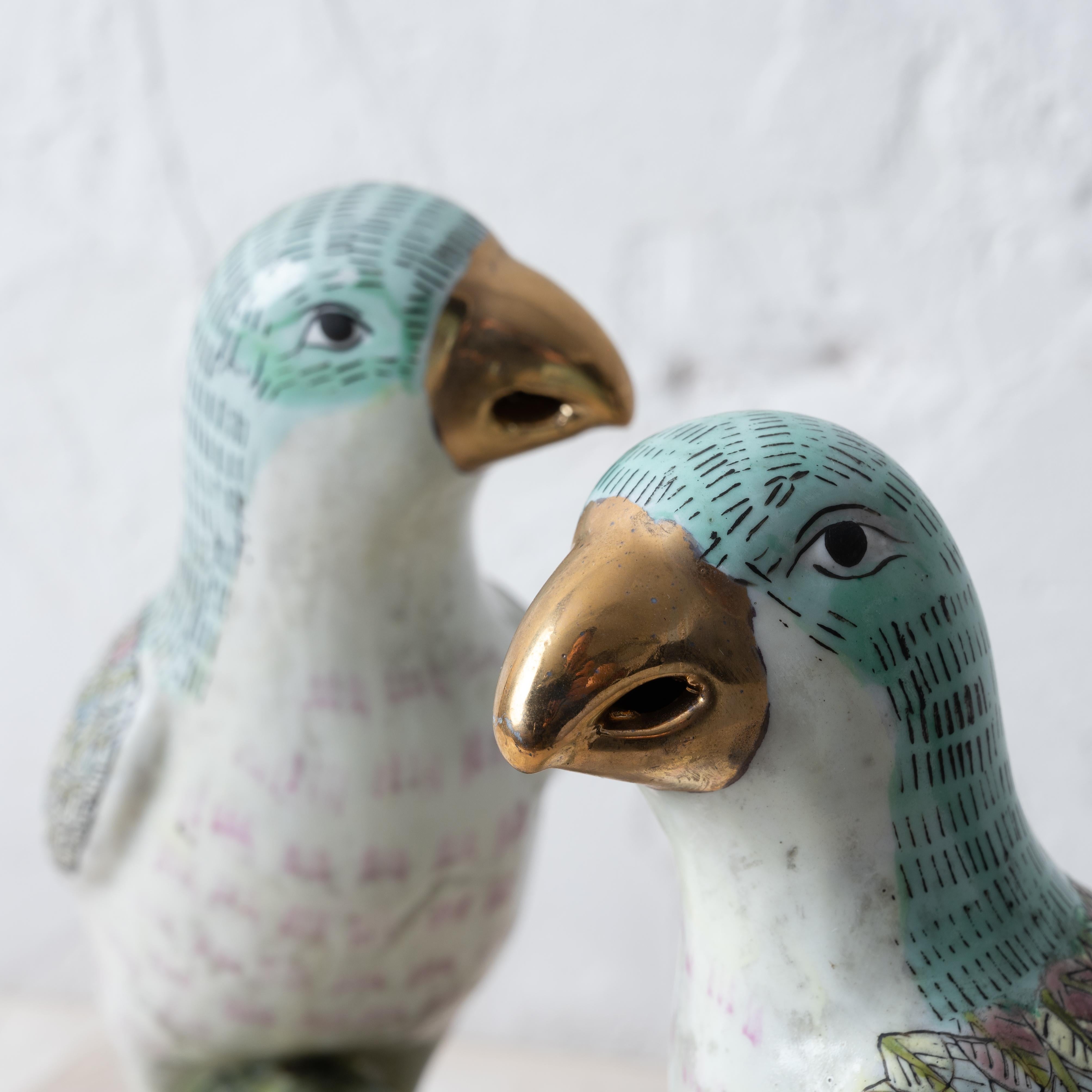 A Pair of Chinese Export Porcelain Parrots In Good Condition In Savannah, GA